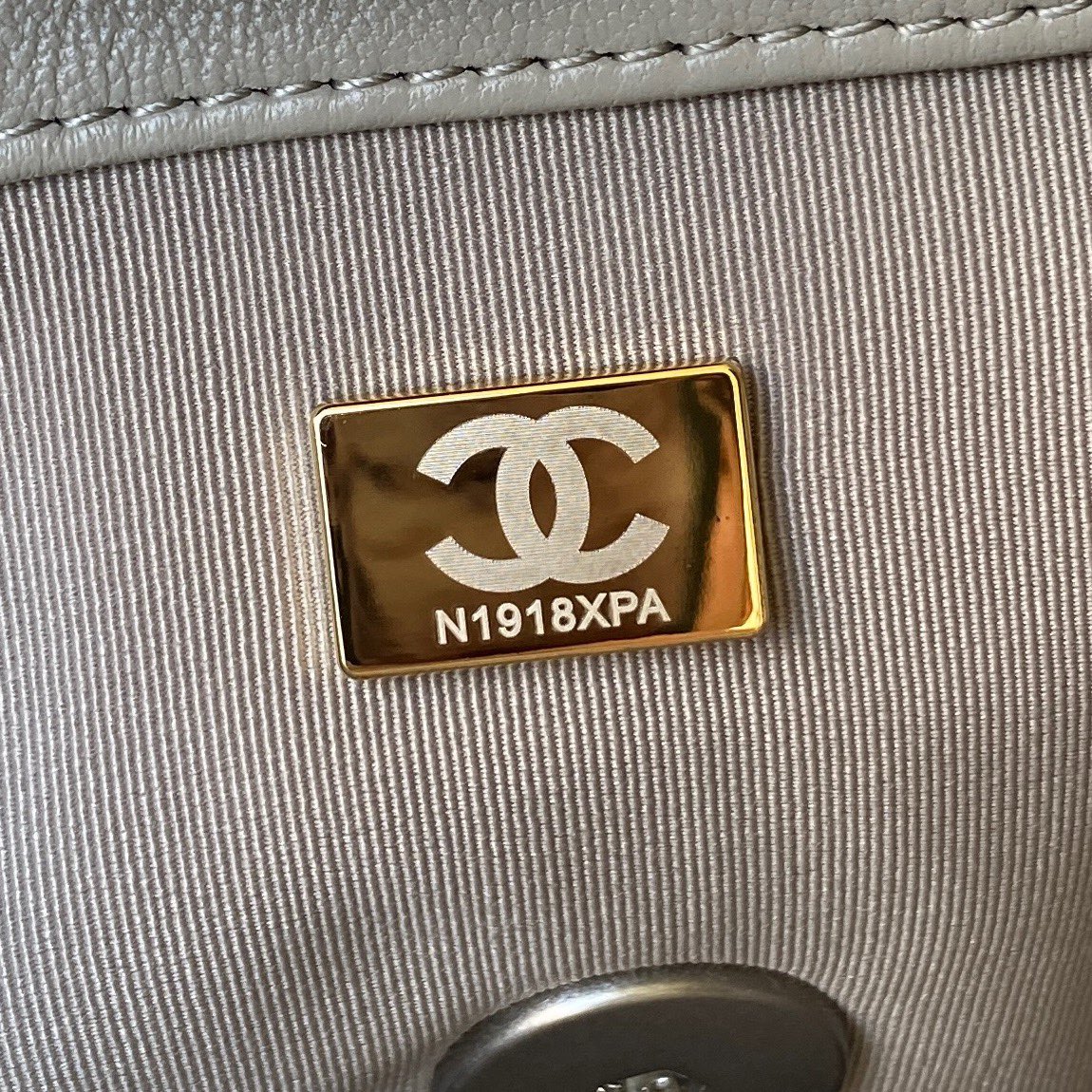 CHANEL 高仿 19 系列口蓋包 灰色羊皮鏈條設計｜歐美奢侈品精品推薦