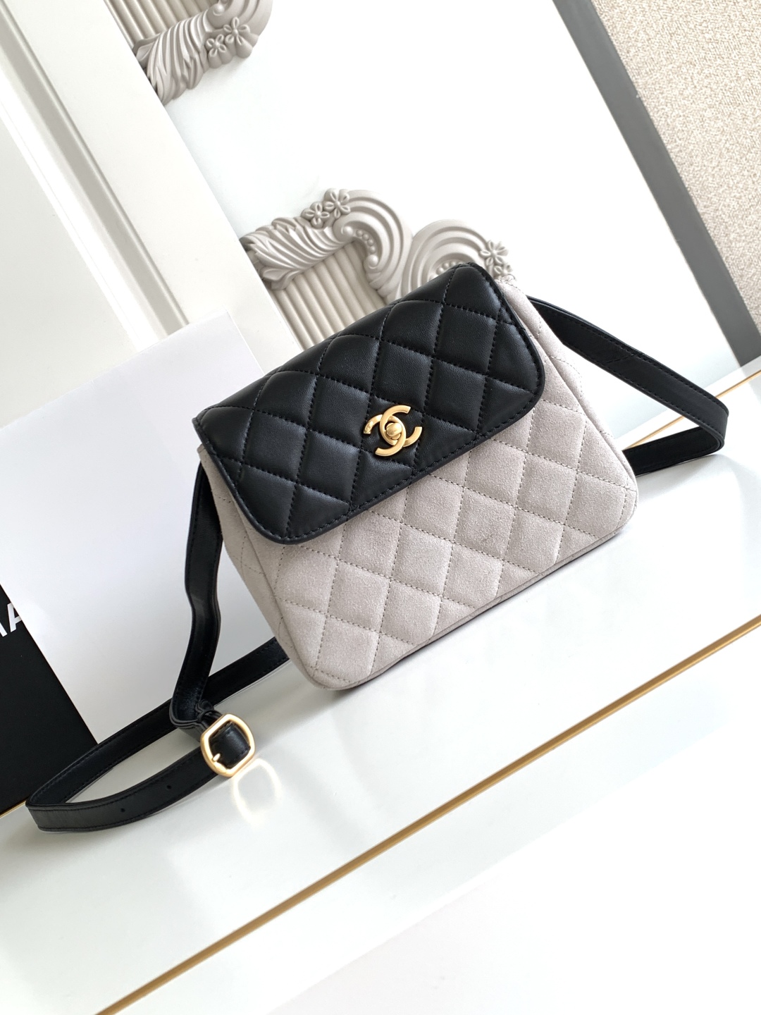 CHANEL 原單 拼接斜背小包 灰黑菱格紋設計 金扣細節｜歐美奢侈品精品推薦