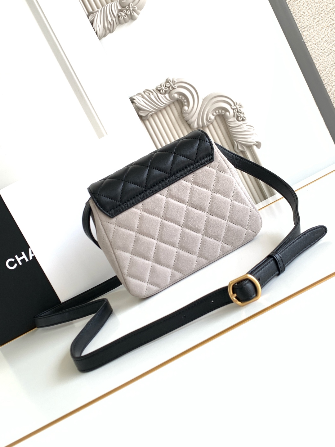 CHANEL 原單 拼接斜背小包 灰黑菱格紋設計 金扣細節｜歐美奢侈品精品推薦