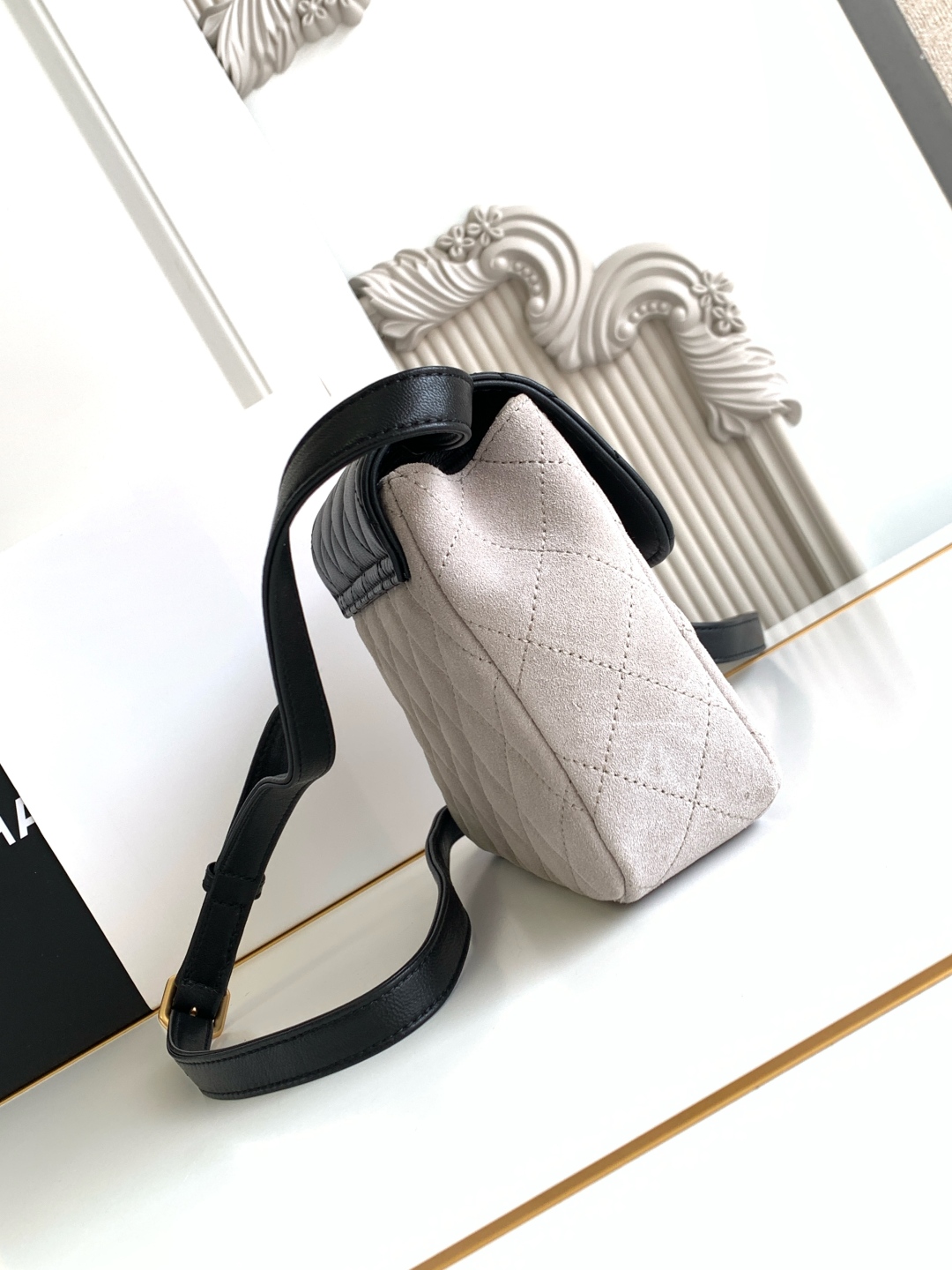 CHANEL 原單 拼接斜背小包 灰黑菱格紋設計 金扣細節｜歐美奢侈品精品推薦