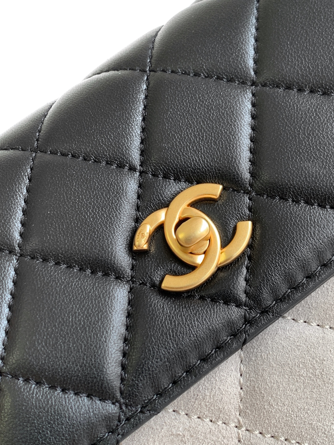 CHANEL 原單 拼接斜背小包 灰黑菱格紋設計 金扣細節｜歐美奢侈品精品推薦