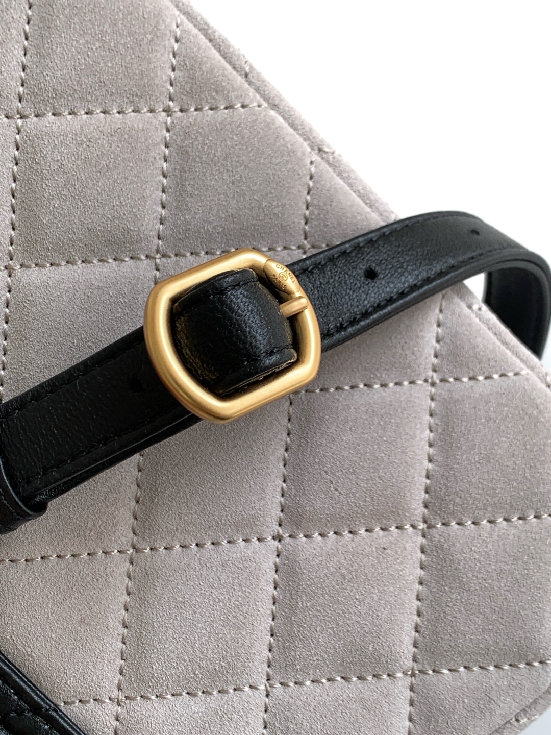 CHANEL 原單 拼接斜背小包 灰黑菱格紋設計 金扣細節｜歐美奢侈品精品推薦