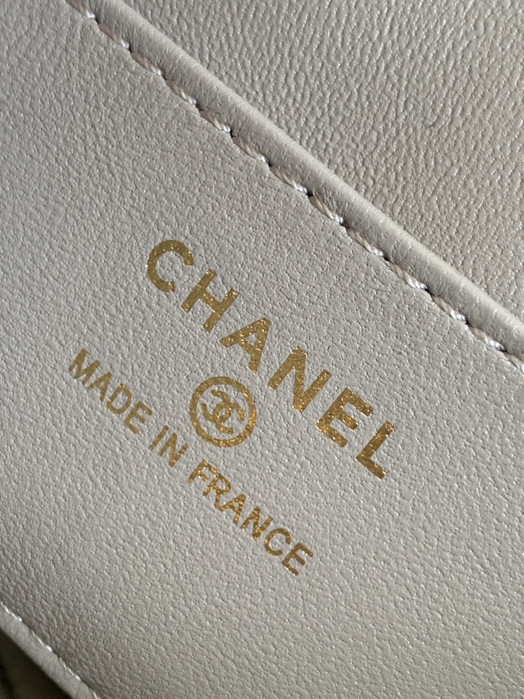 CHANEL 原單 拼接斜背小包 灰黑菱格紋設計 金扣細節｜歐美奢侈品精品推薦