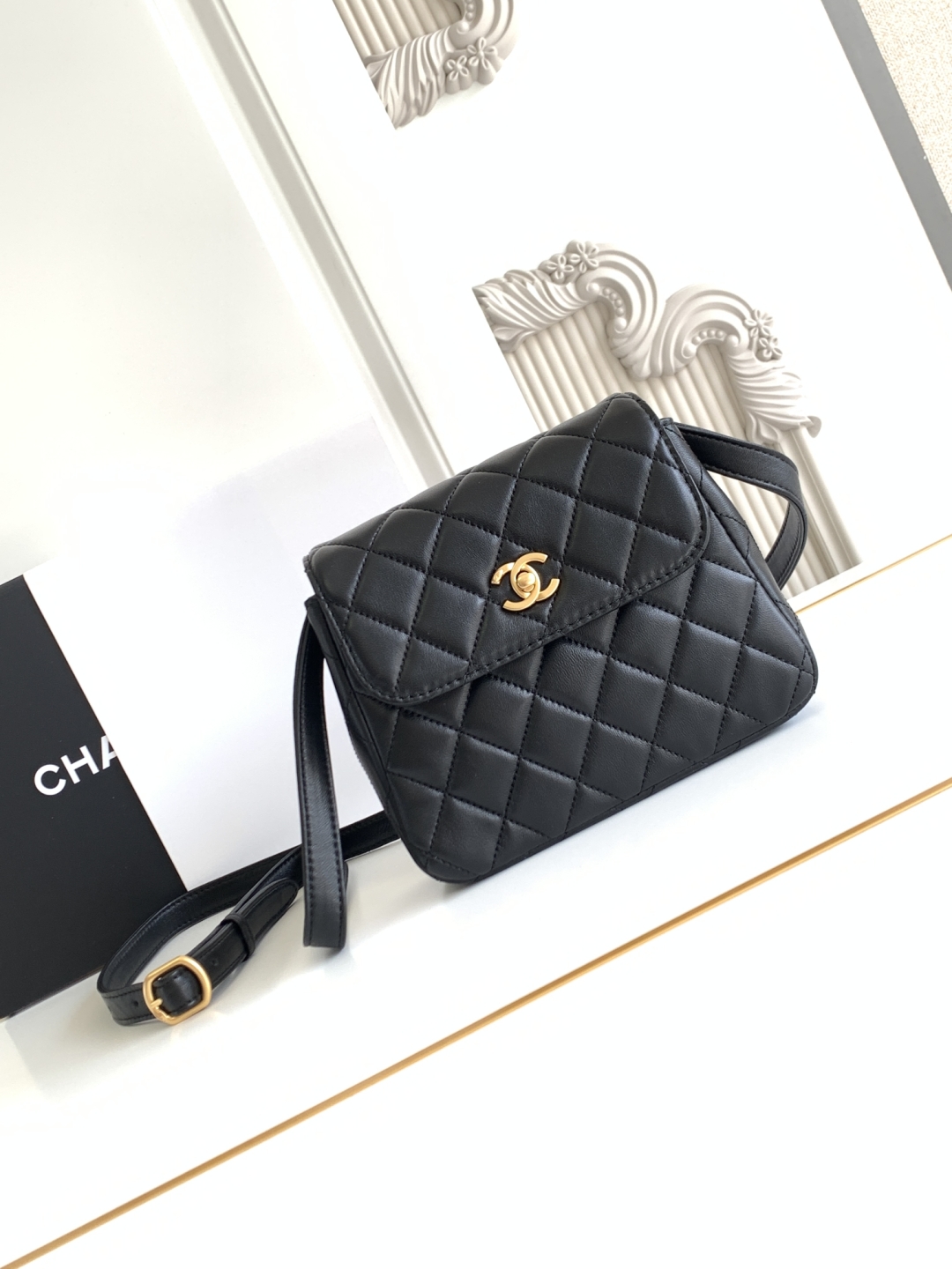 CHANEL 高仿 經典菱格紋小方包 黑色小牛皮 金扣設計｜歐美奢侈品精品推薦