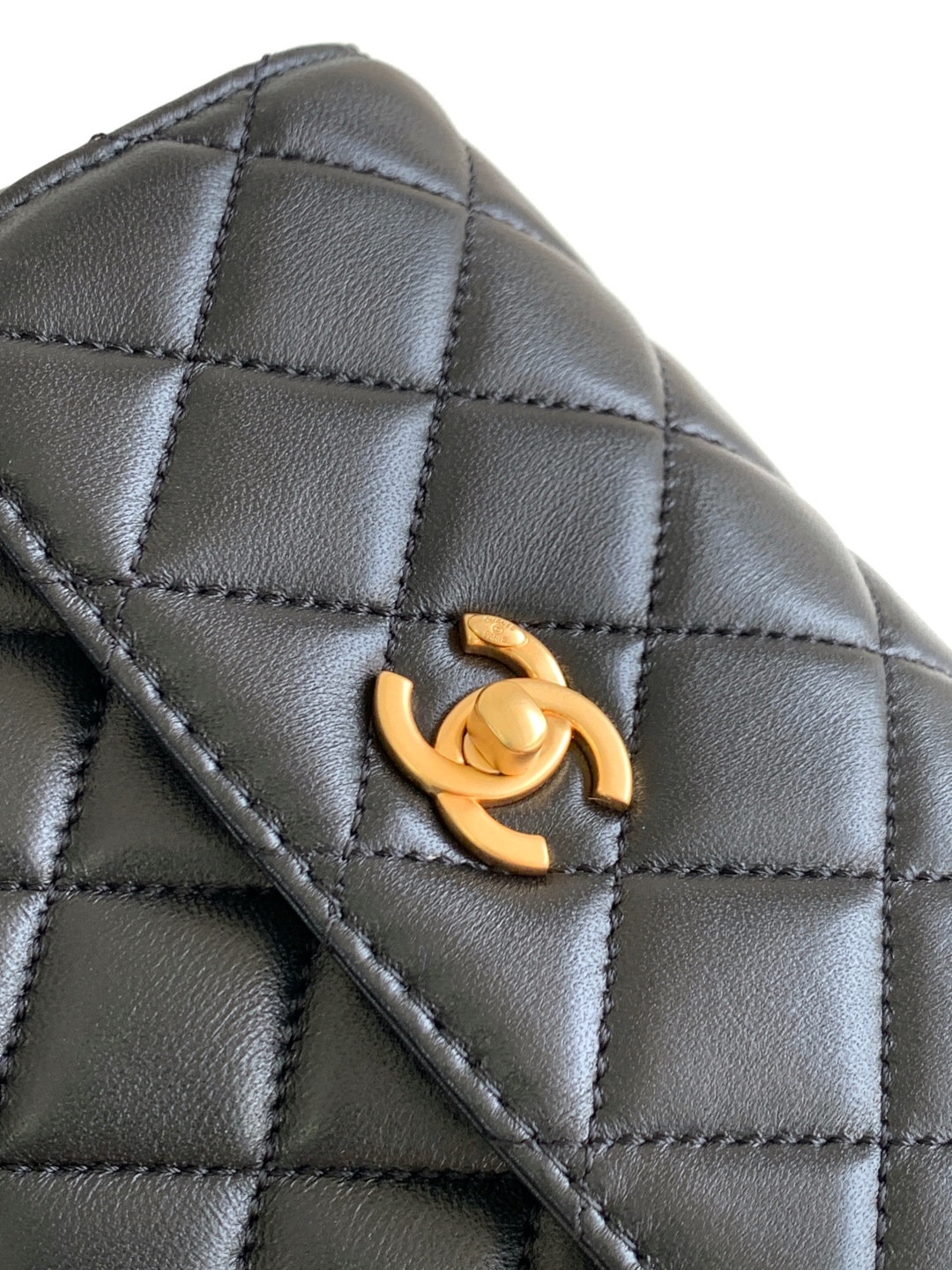 CHANEL 高仿 經典菱格紋小方包 黑色小牛皮 金扣設計｜歐美奢侈品精品推薦