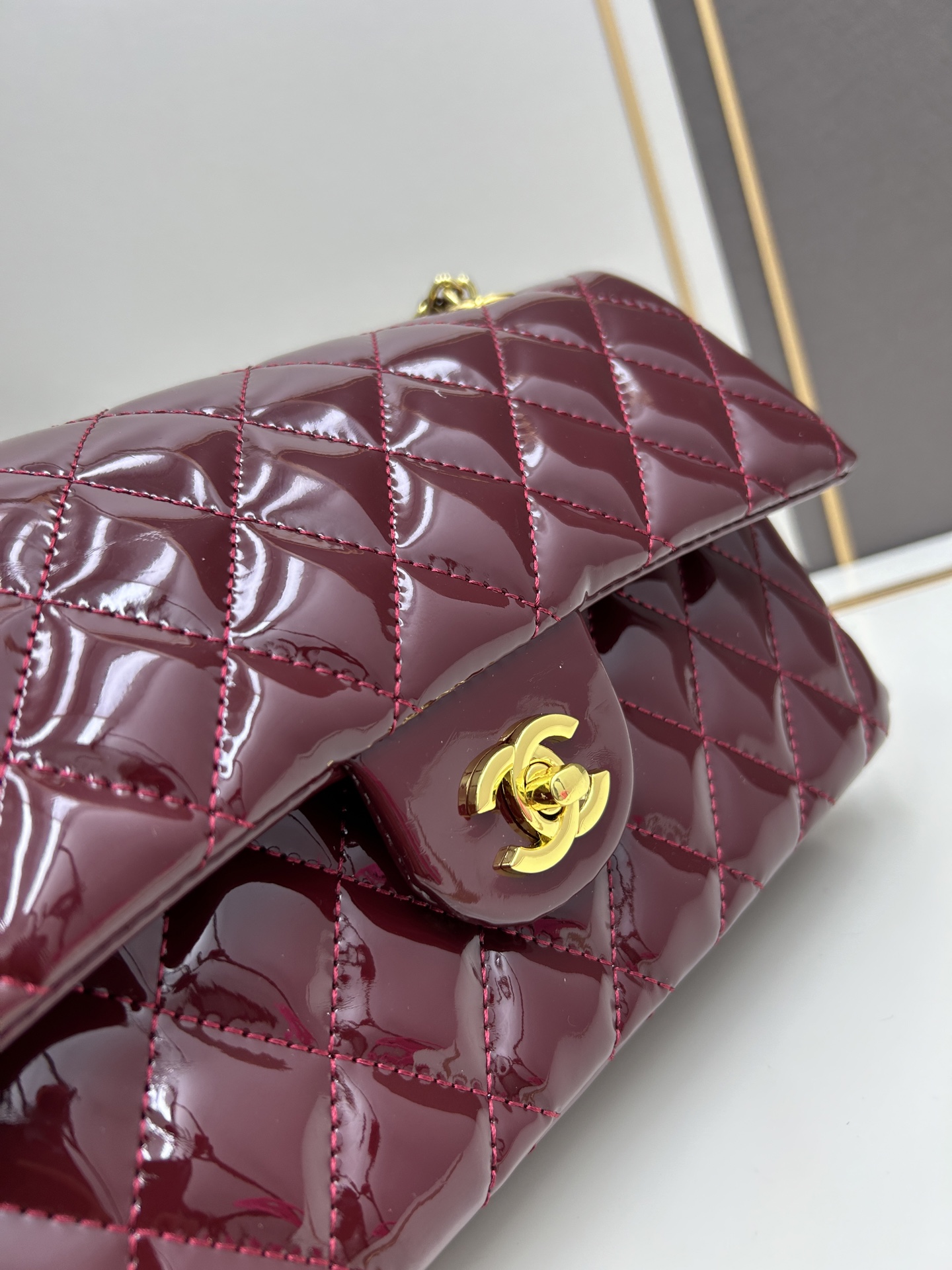 CHANEL 一比一 漆皮菱格紋口蓋包 酒紅色金扣 優雅氣質｜歐美奢侈品精品推薦