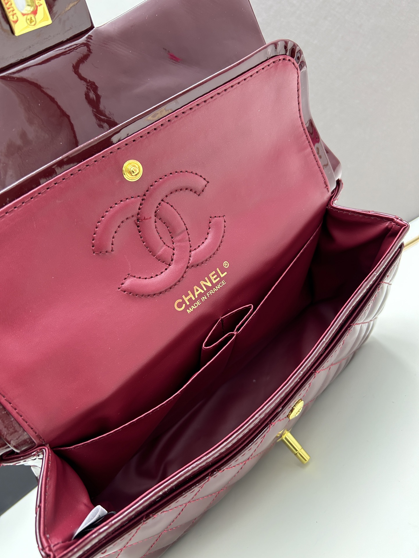 CHANEL 一比一 漆皮菱格紋口蓋包 酒紅色金扣 優雅氣質｜歐美奢侈品精品推薦