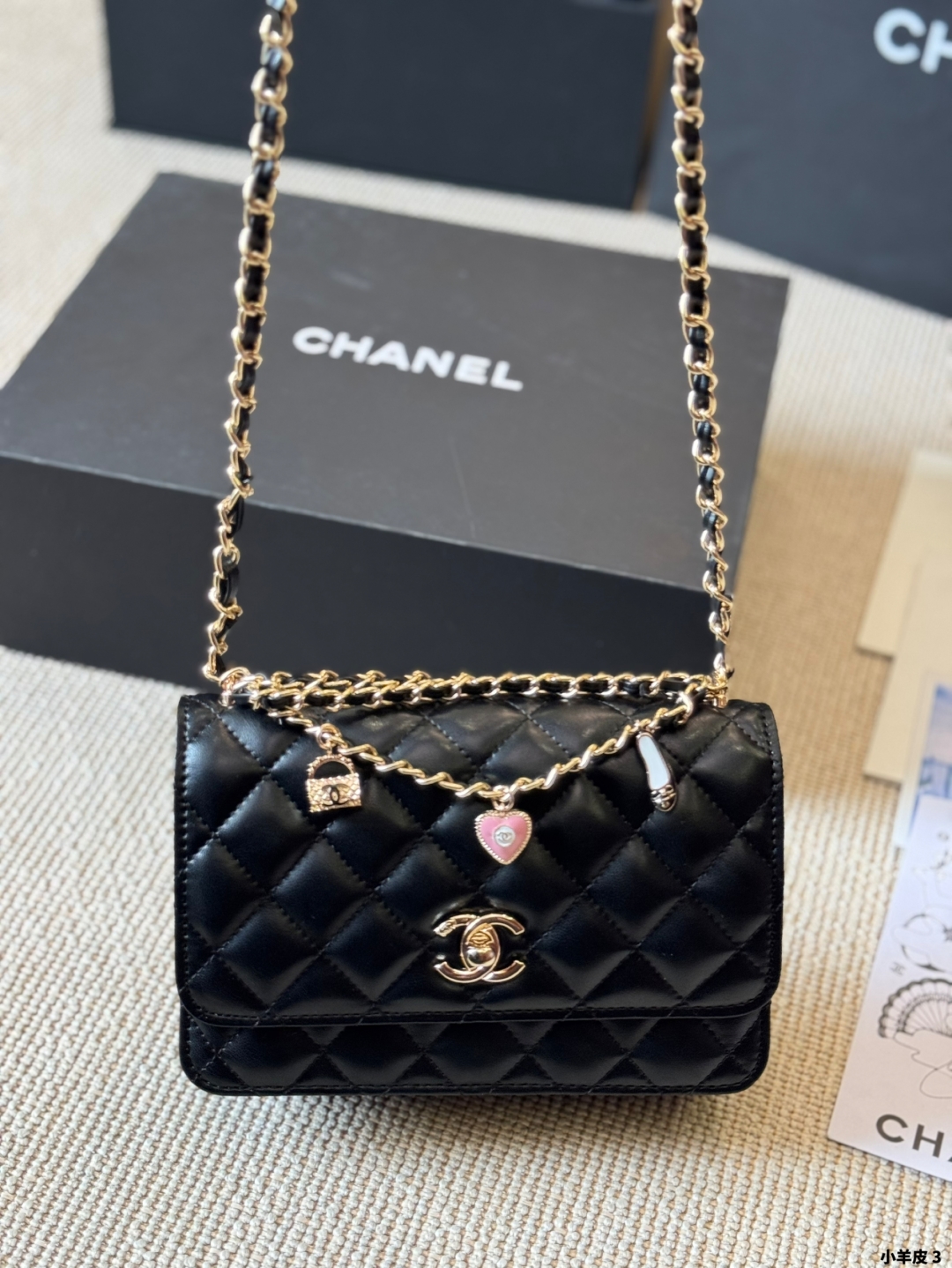 Chanel 高仿黑色小羊皮掛飾鏈條迷你單肩包｜歐美奢侈品精品推薦
