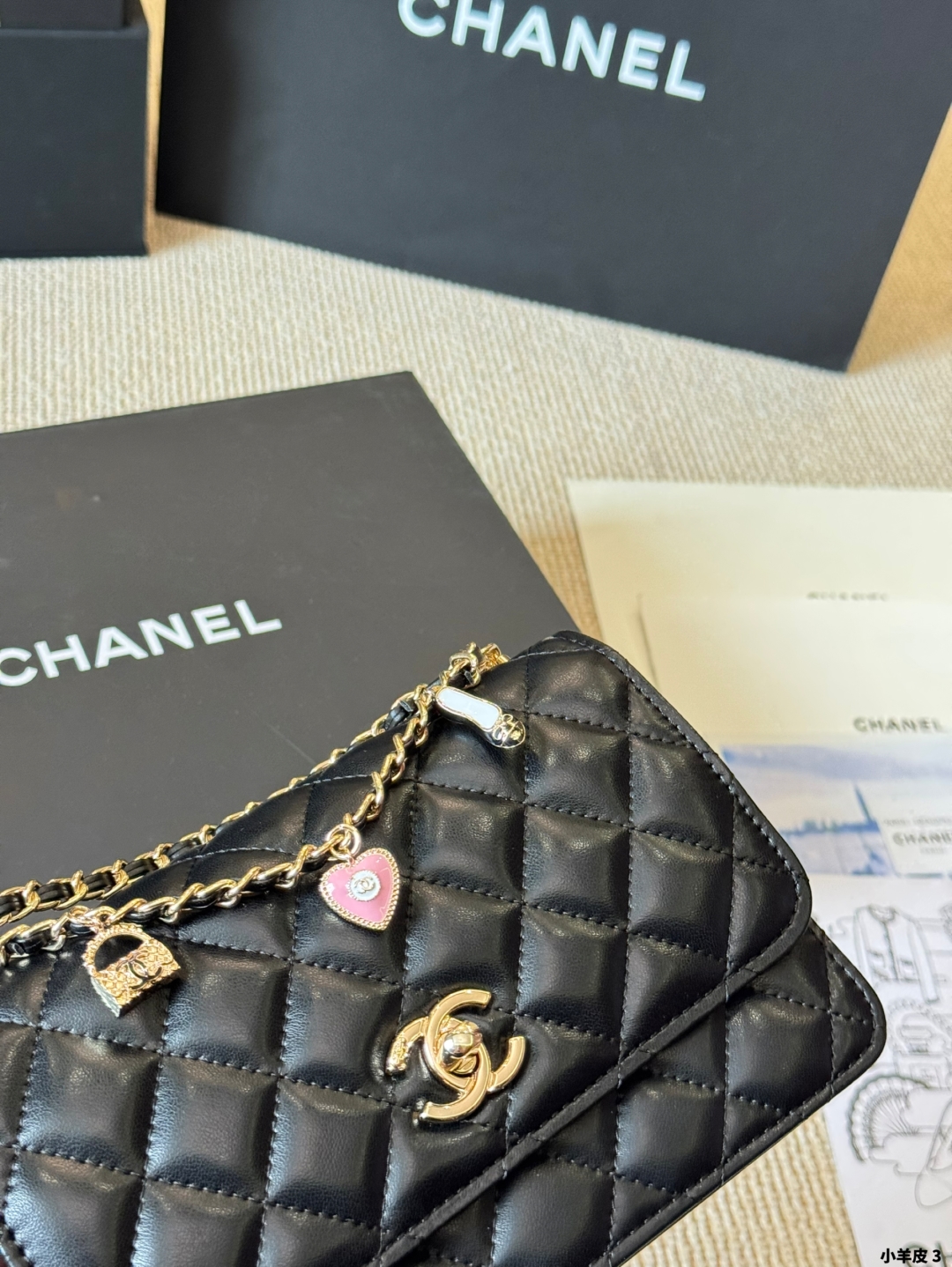 Chanel 高仿黑色小羊皮掛飾鏈條迷你單肩包｜歐美奢侈品精品推薦