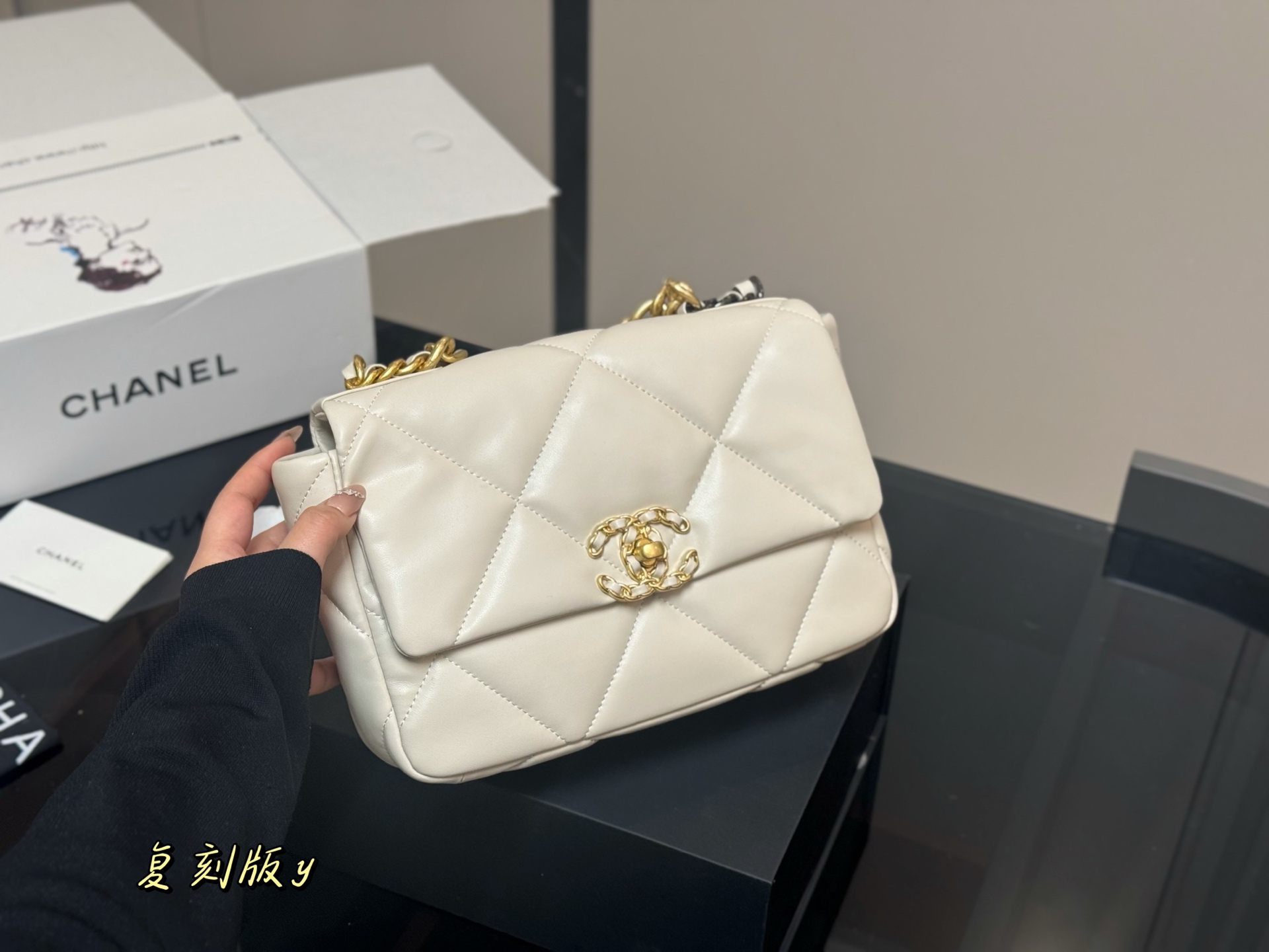 Chanel 高仿奶白色復刻版 19 珍珠鏈條翻蓋包｜歐美奢侈品精品推薦