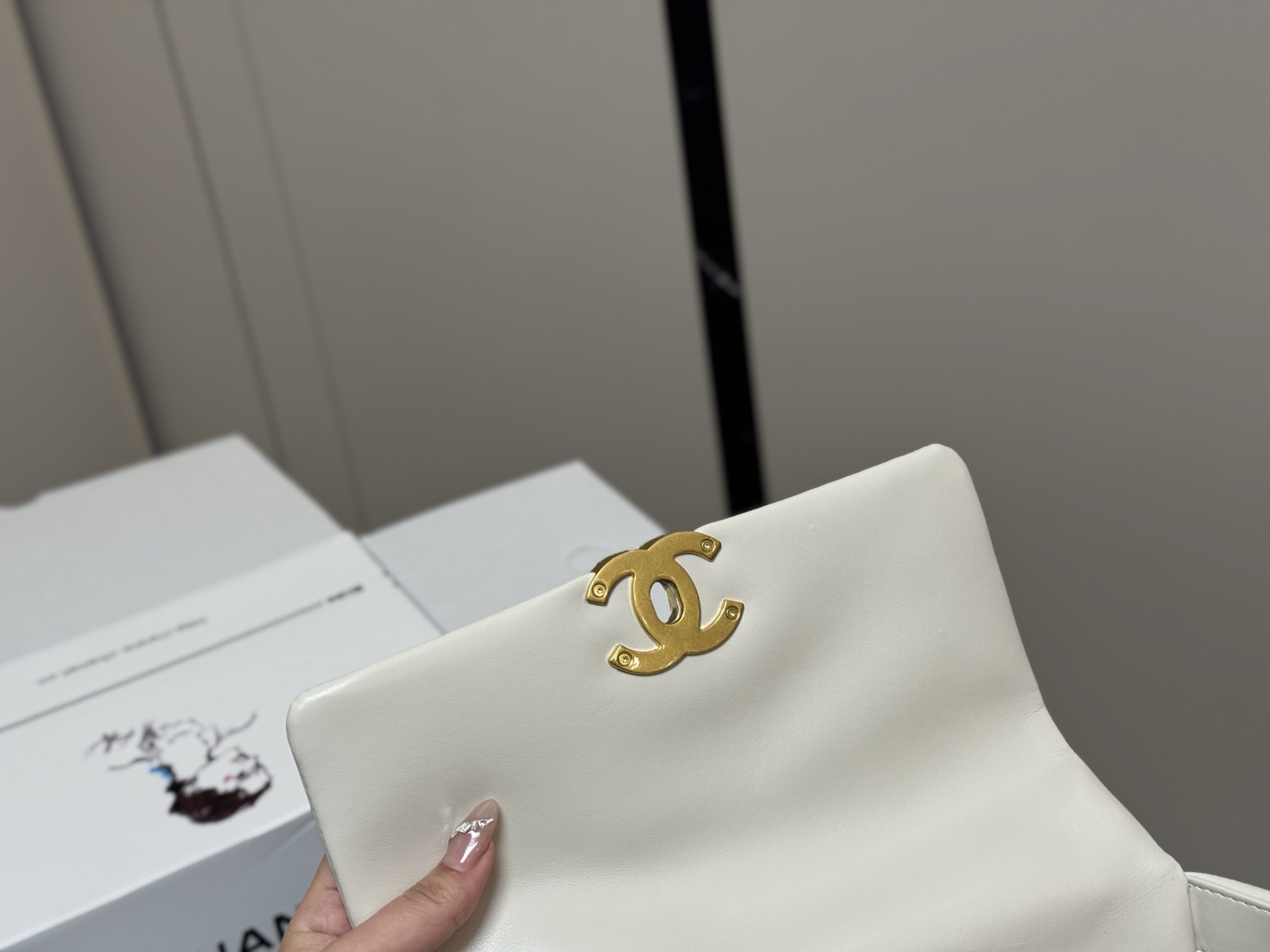 Chanel 高仿奶白色復刻版 19 珍珠鏈條翻蓋包｜歐美奢侈品精品推薦