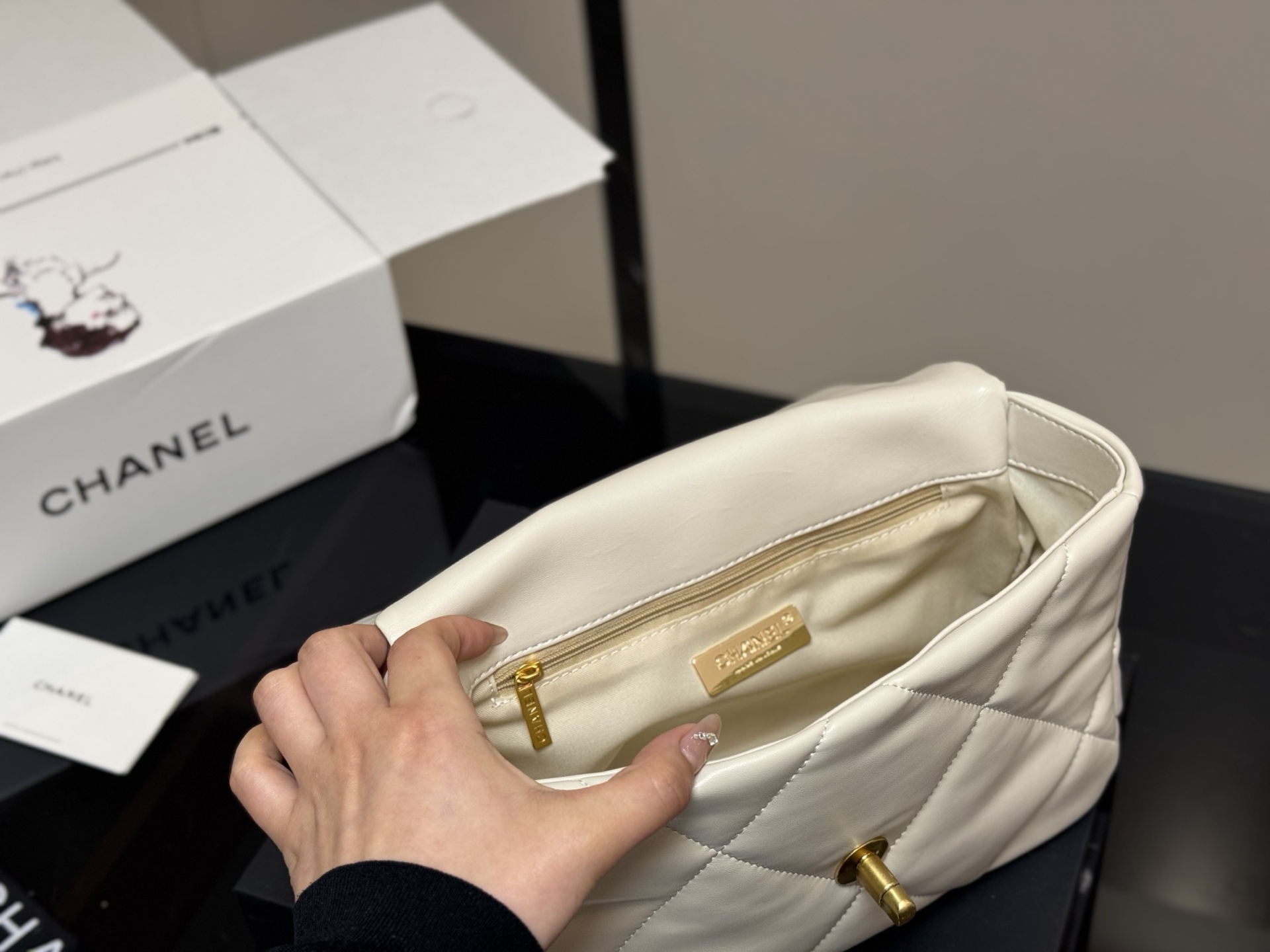 Chanel 高仿奶白色復刻版 19 珍珠鏈條翻蓋包｜歐美奢侈品精品推薦