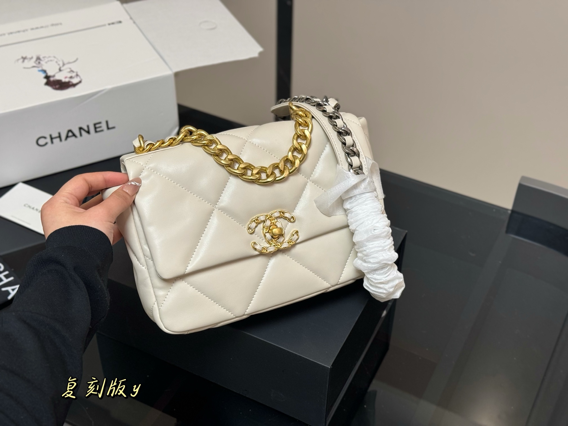 Chanel 高仿奶白色復刻版 19 珍珠鏈條翻蓋包｜歐美奢侈品精品推薦