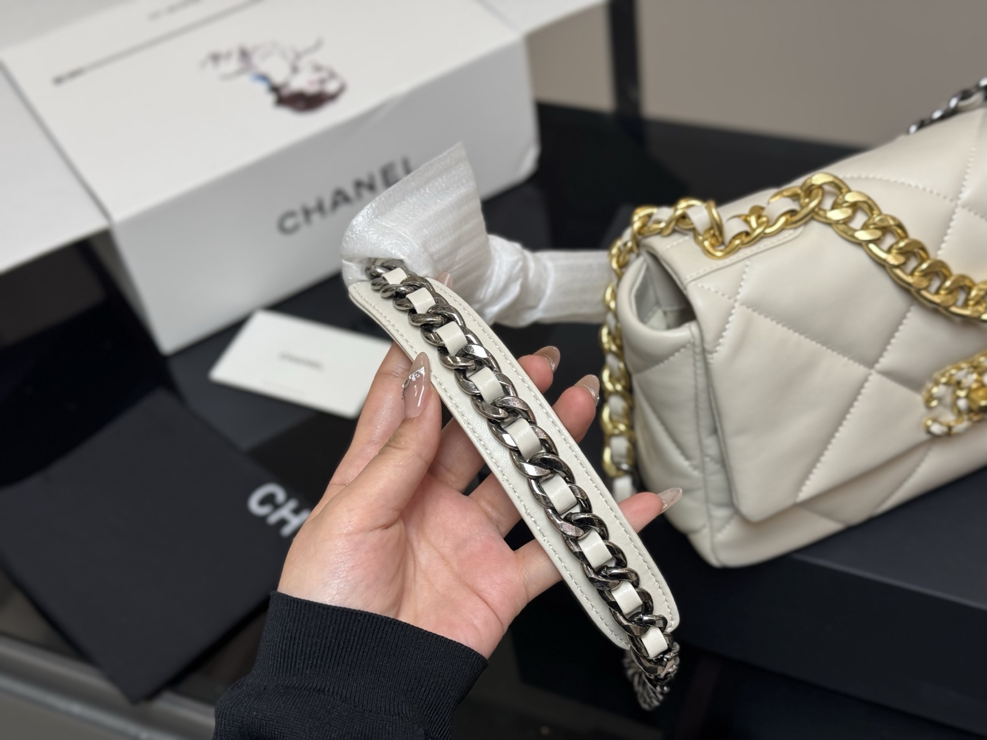 Chanel 高仿奶白色復刻版 19 珍珠鏈條翻蓋包｜歐美奢侈品精品推薦