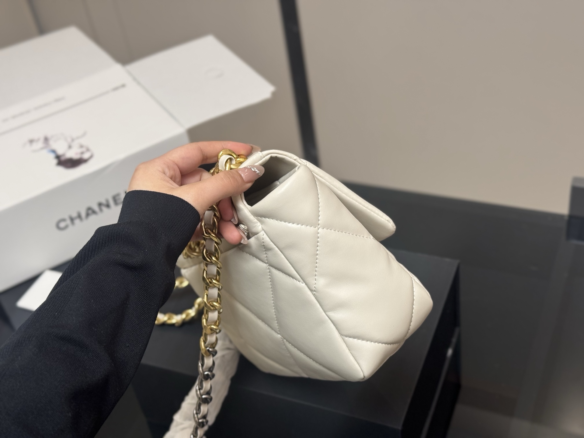 Chanel 高仿奶白色復刻版 19 珍珠鏈條翻蓋包｜歐美奢侈品精品推薦