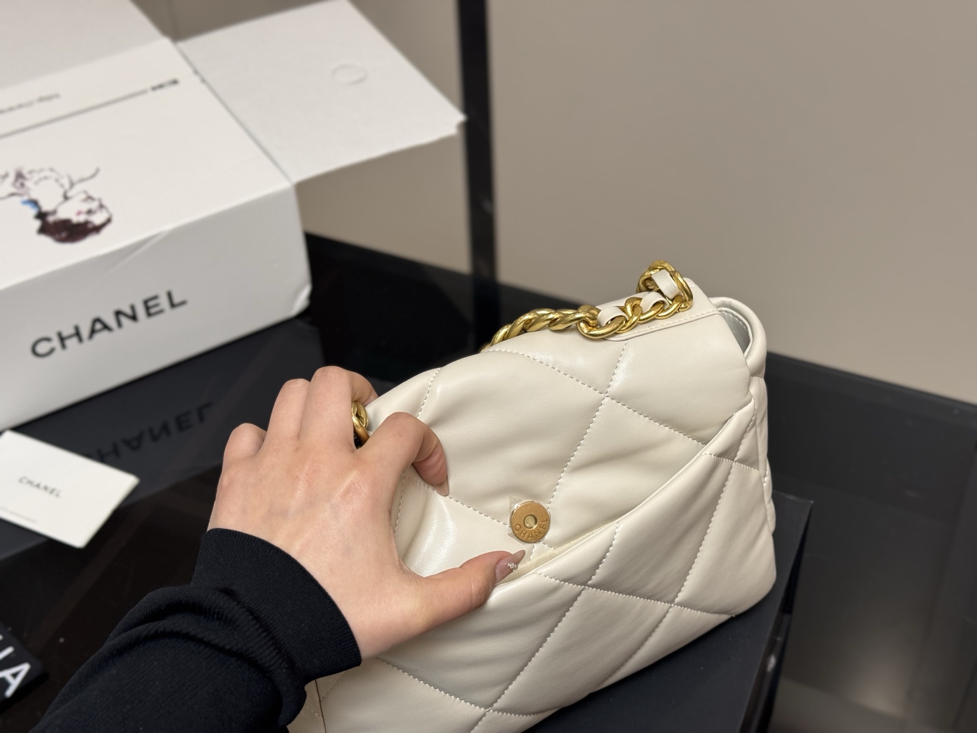 Chanel 高仿奶白色復刻版 19 珍珠鏈條翻蓋包｜歐美奢侈品精品推薦