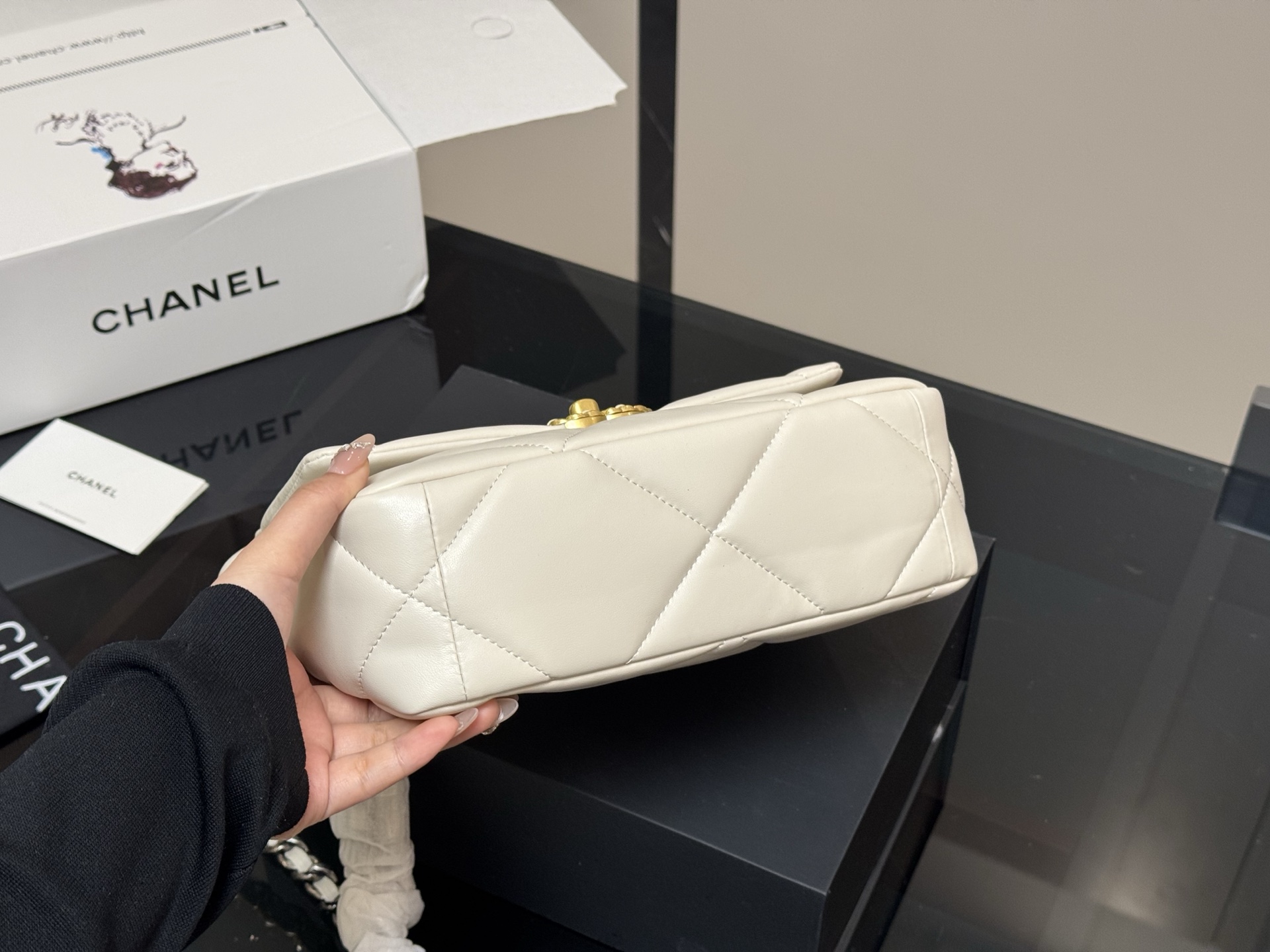 Chanel 高仿奶白色復刻版 19 珍珠鏈條翻蓋包｜歐美奢侈品精品推薦