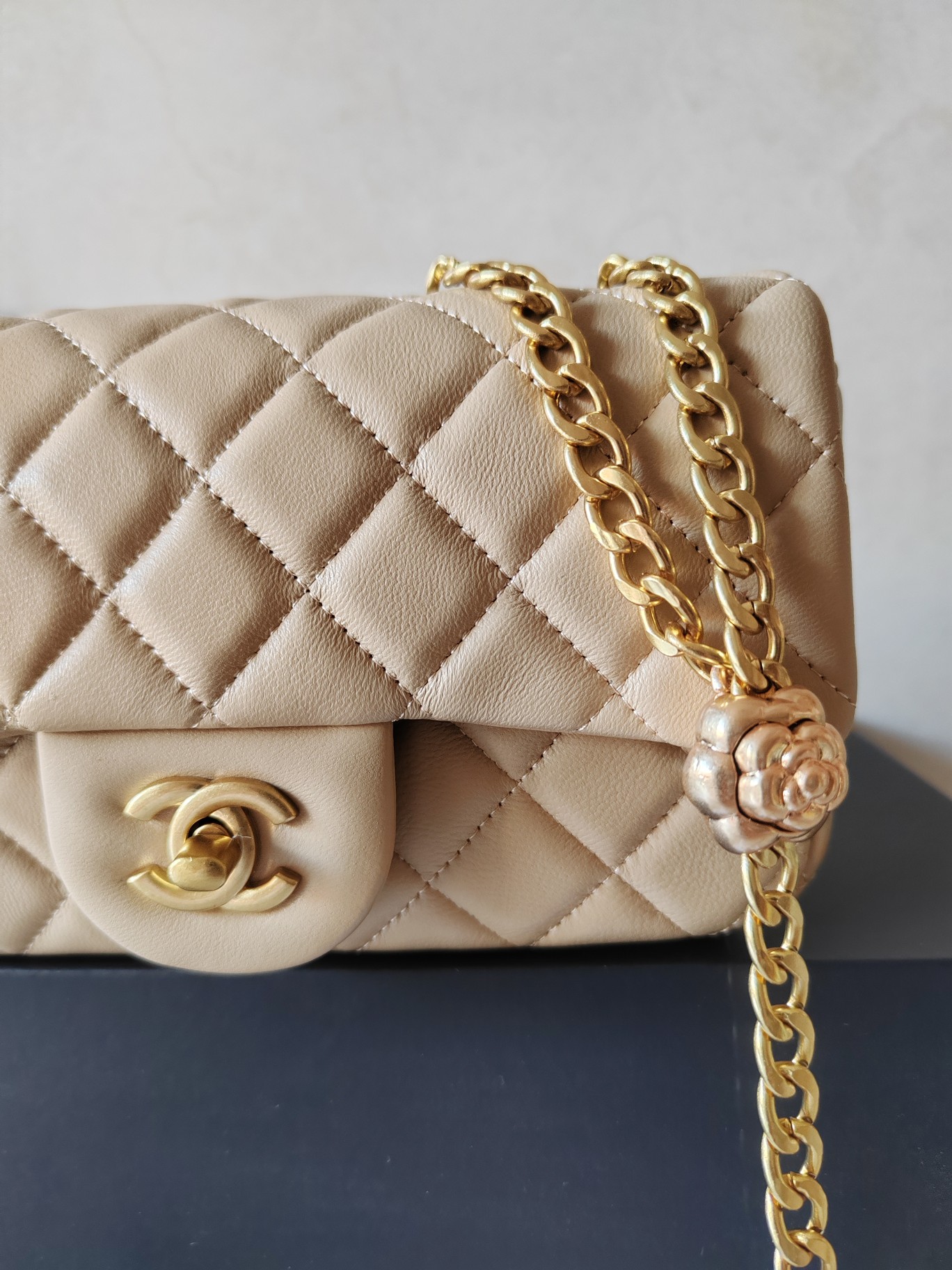 CHANEL 高仿香檳米色菱格鏈條單肩包 經典雙C復古氣質款｜歐美奢侈品精品推薦