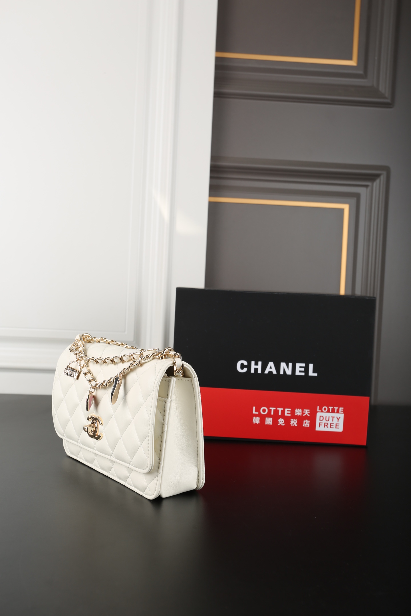 CHANEL 一比一徽章鏈條掛飾翻蓋包 白色菱格小羊皮手提肩背包｜歐美奢侈品精品推薦