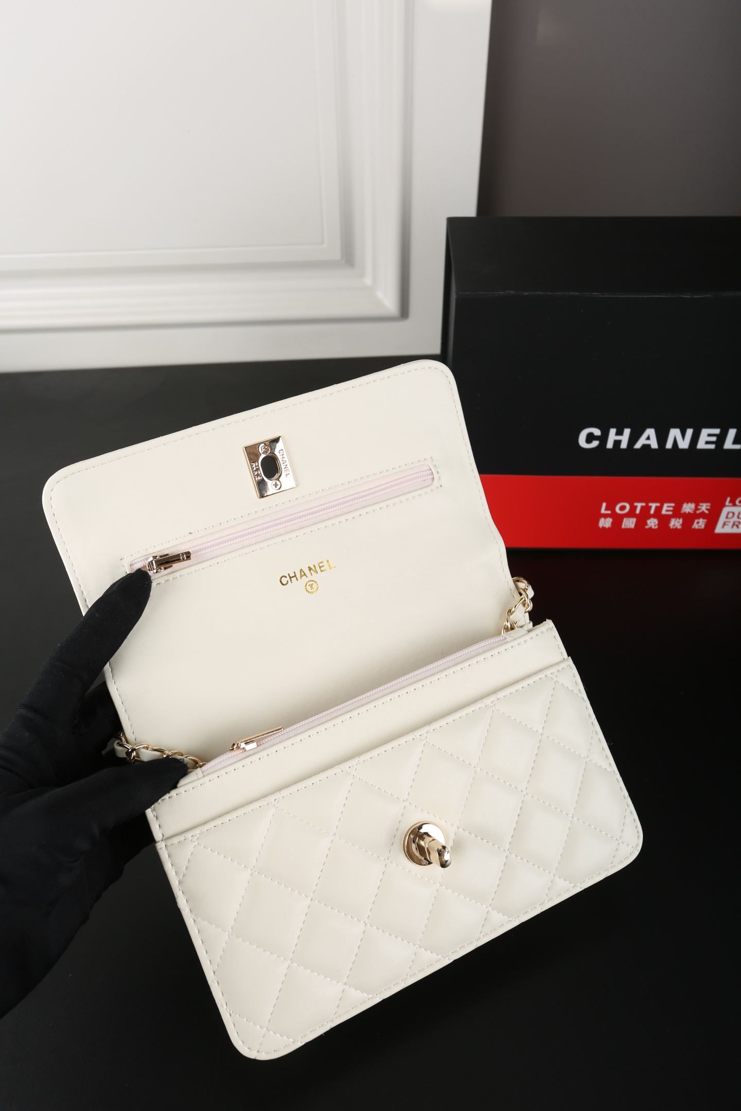 CHANEL 一比一徽章鏈條掛飾翻蓋包 白色菱格小羊皮手提肩背包｜歐美奢侈品精品推薦