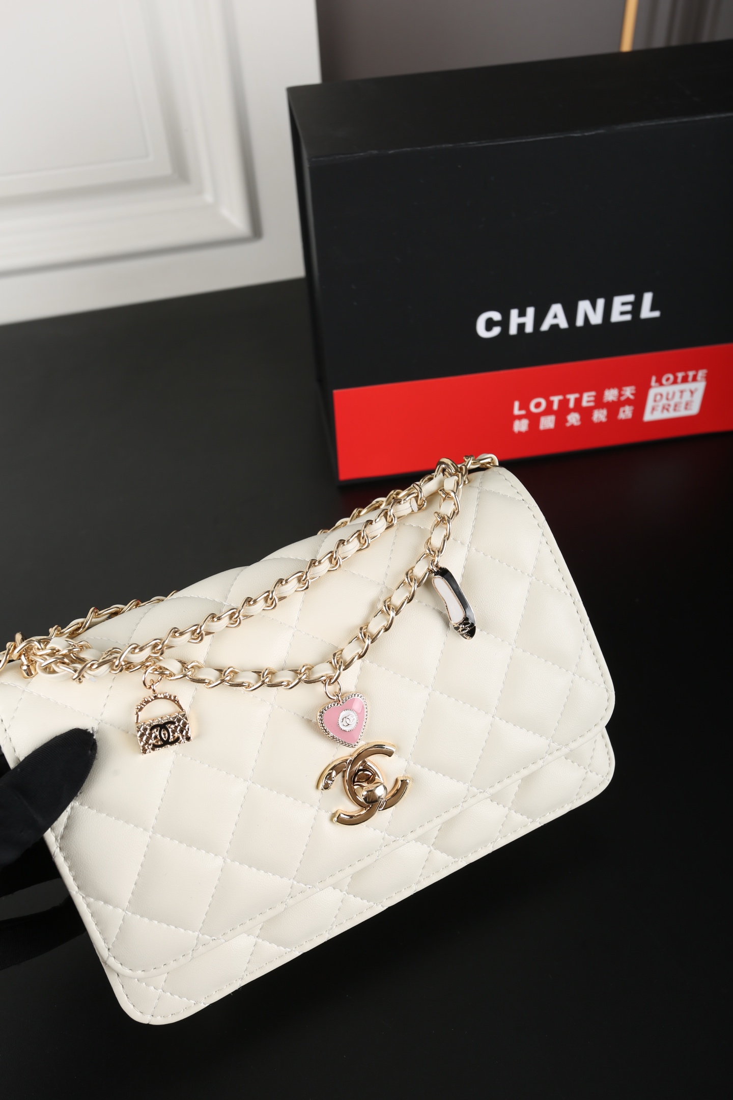 CHANEL 一比一徽章鏈條掛飾翻蓋包 白色菱格小羊皮手提肩背包｜歐美奢侈品精品推薦