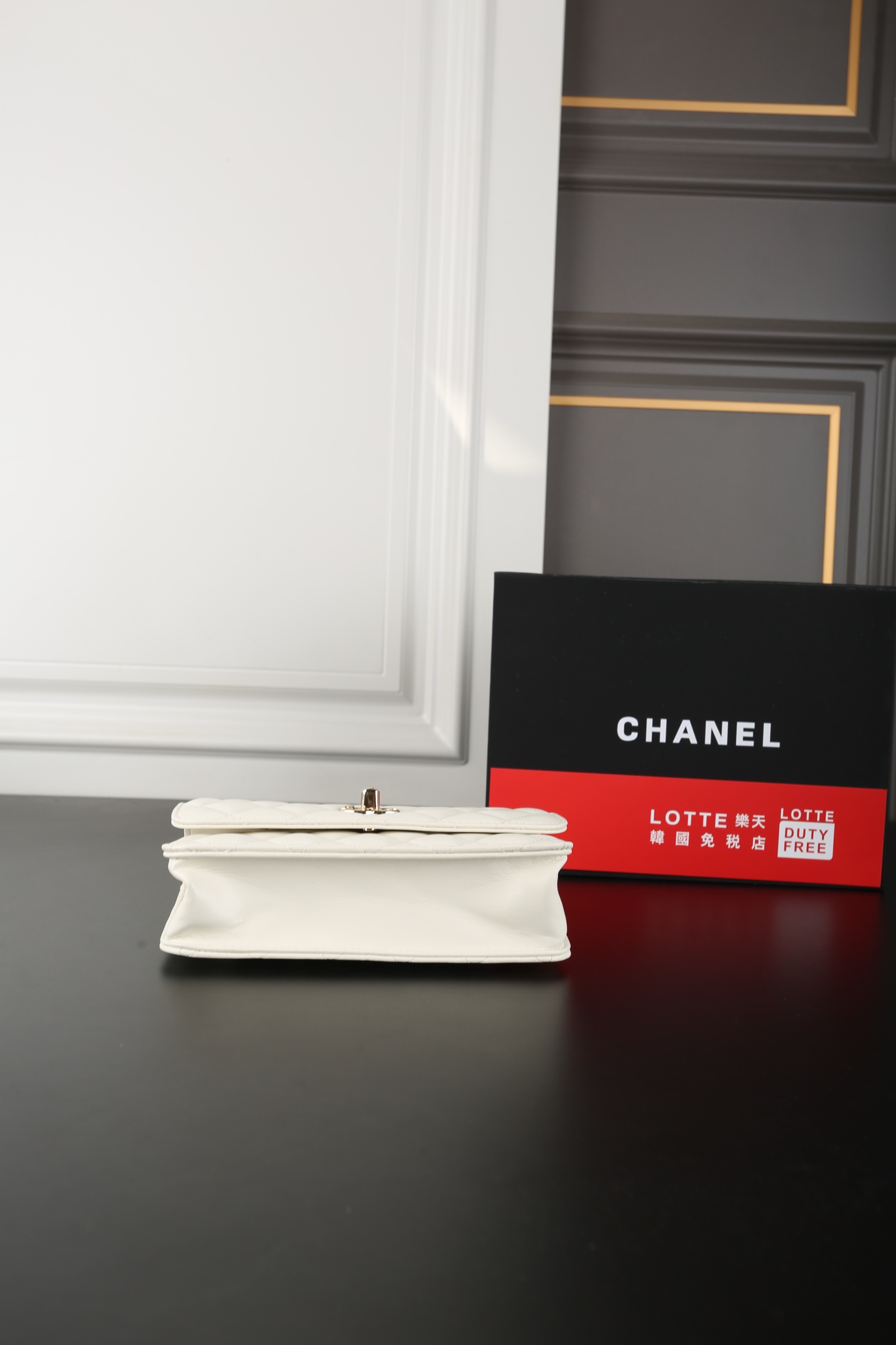 CHANEL 一比一徽章鏈條掛飾翻蓋包 白色菱格小羊皮手提肩背包｜歐美奢侈品精品推薦