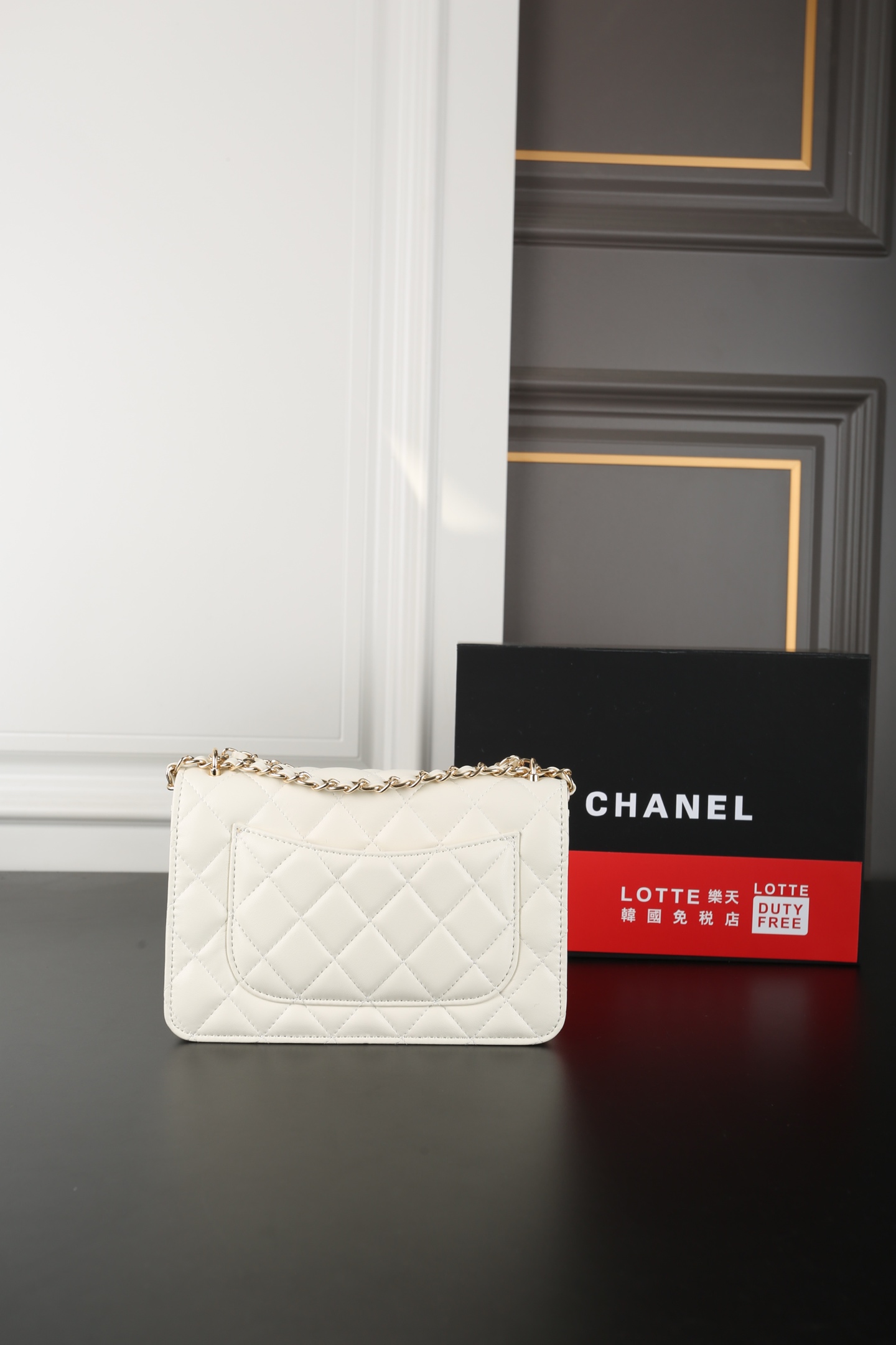 CHANEL 一比一徽章鏈條掛飾翻蓋包 白色菱格小羊皮手提肩背包｜歐美奢侈品精品推薦
