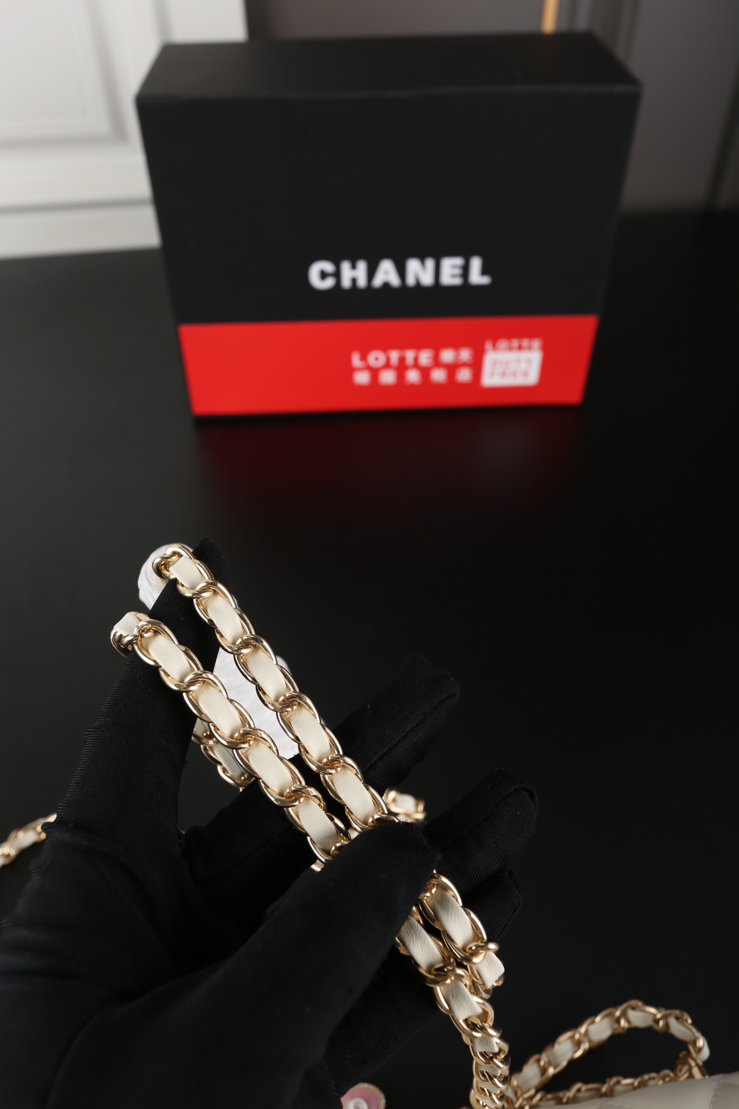 CHANEL 一比一徽章鏈條掛飾翻蓋包 白色菱格小羊皮手提肩背包｜歐美奢侈品精品推薦