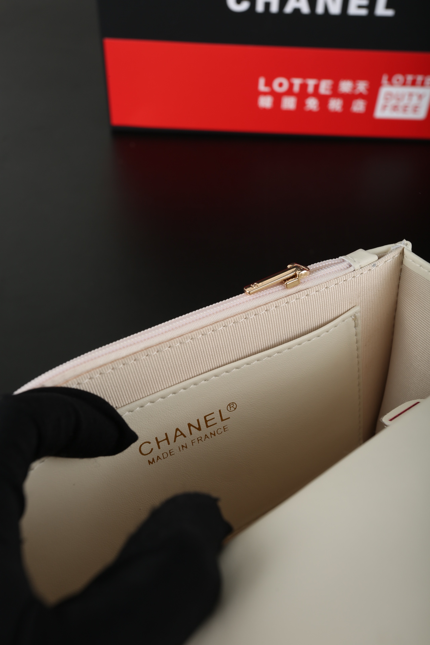 CHANEL 一比一徽章鏈條掛飾翻蓋包 白色菱格小羊皮手提肩背包｜歐美奢侈品精品推薦