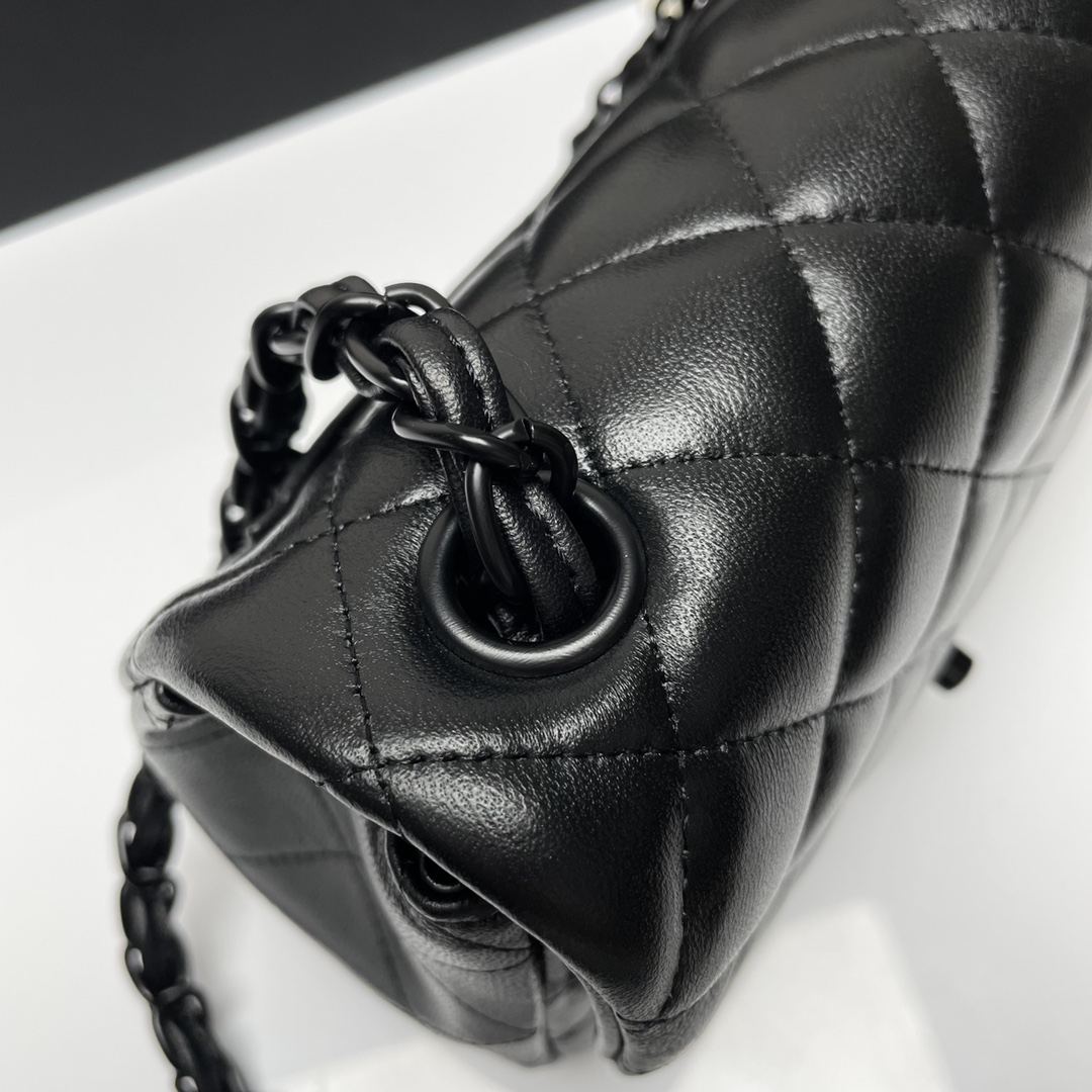 CHANEL 高仿全黑鏈條迷你翻蓋包 黑色小羊皮肩背斜背包｜歐美奢侈品精品推薦