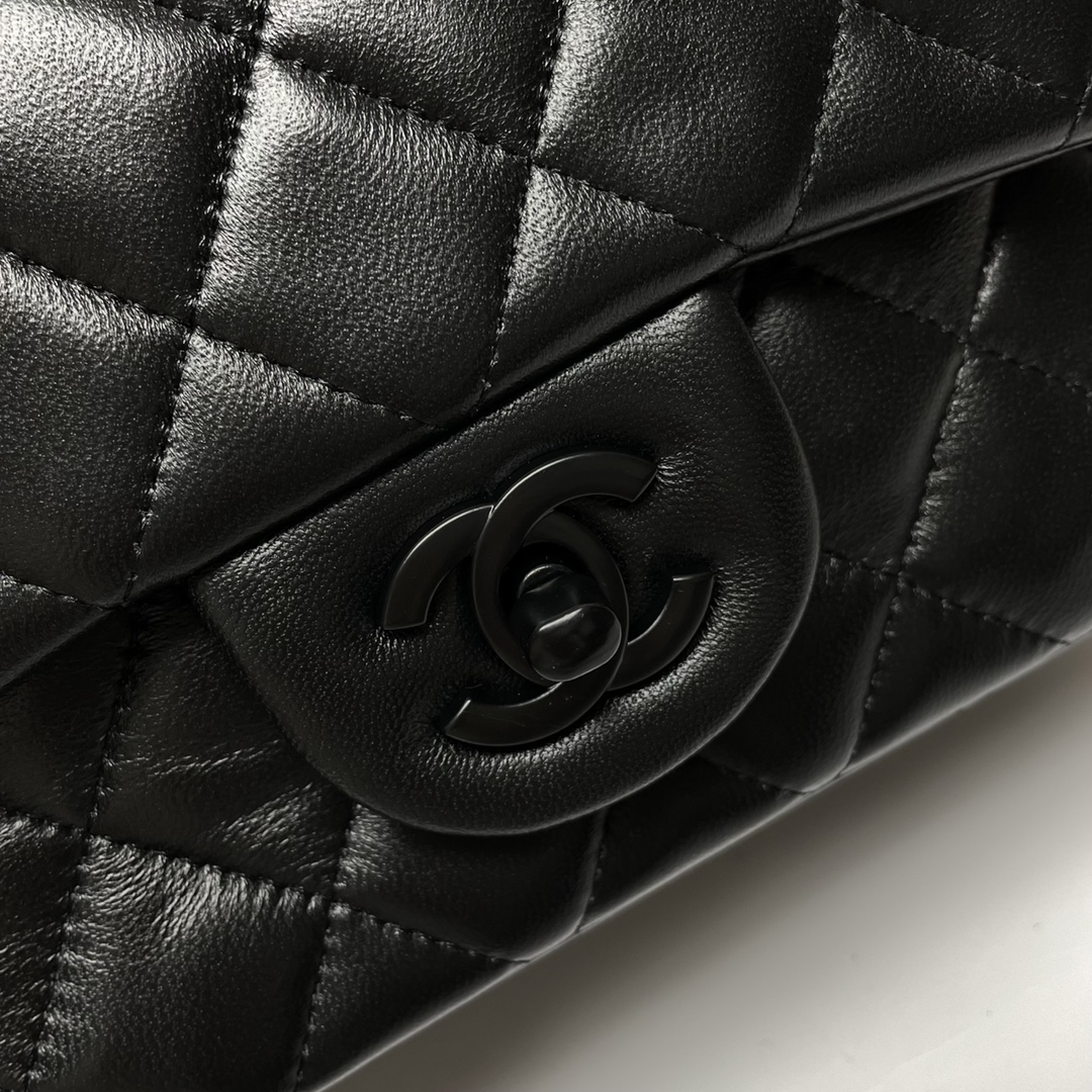 CHANEL 高仿全黑鏈條迷你翻蓋包 黑色小羊皮肩背斜背包｜歐美奢侈品精品推薦