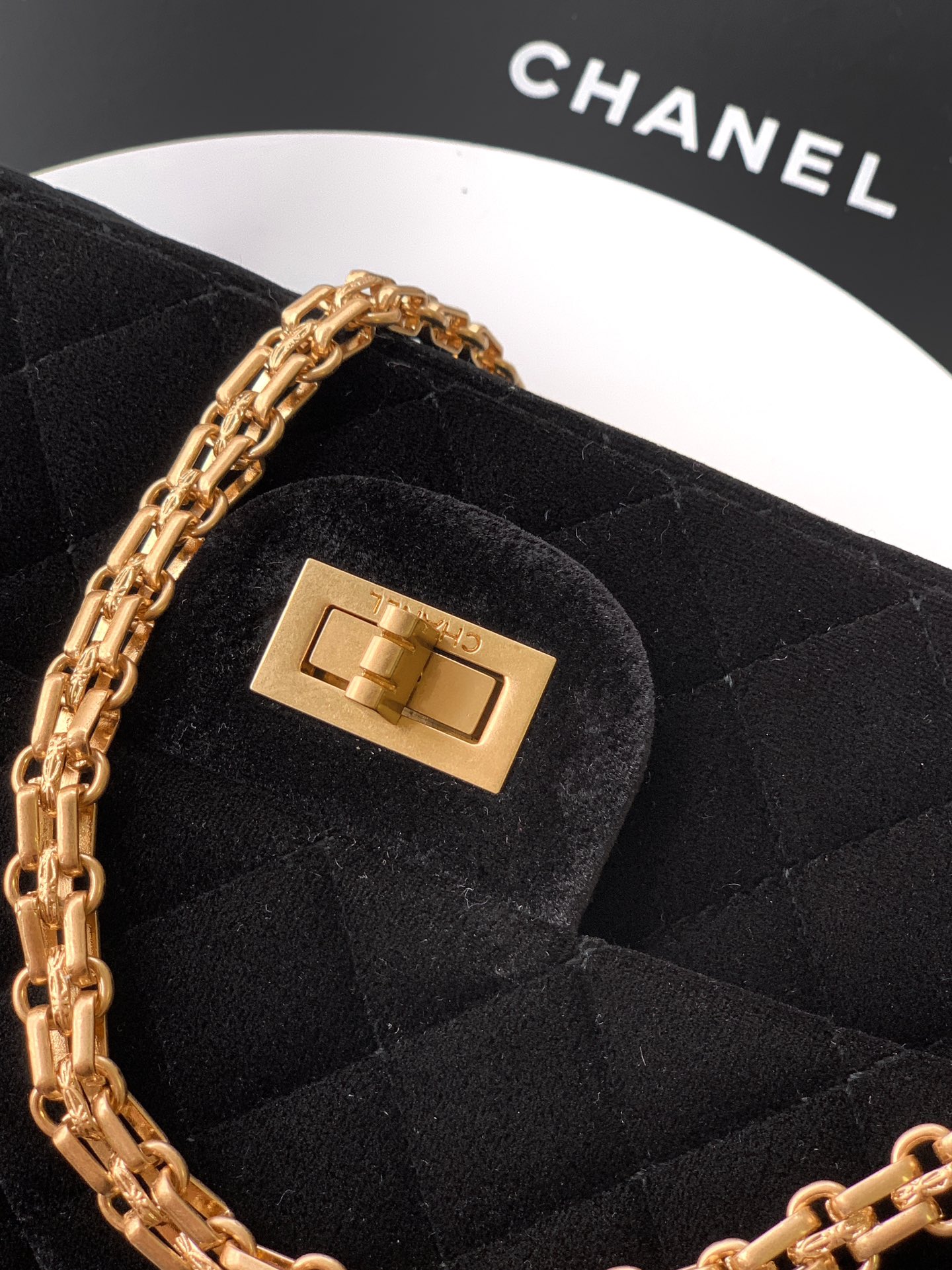 CHANEL A貨 黑色天鵝絨小型菱格鏈條包 低調經典款｜歐美奢侈品精品推薦