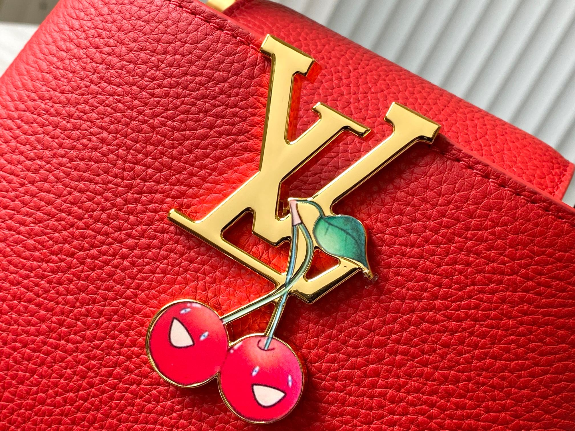 LV原單M13250Capucines紅色櫻桃女款手提包俏麗奢華設計｜歐美奢侈品精品推薦