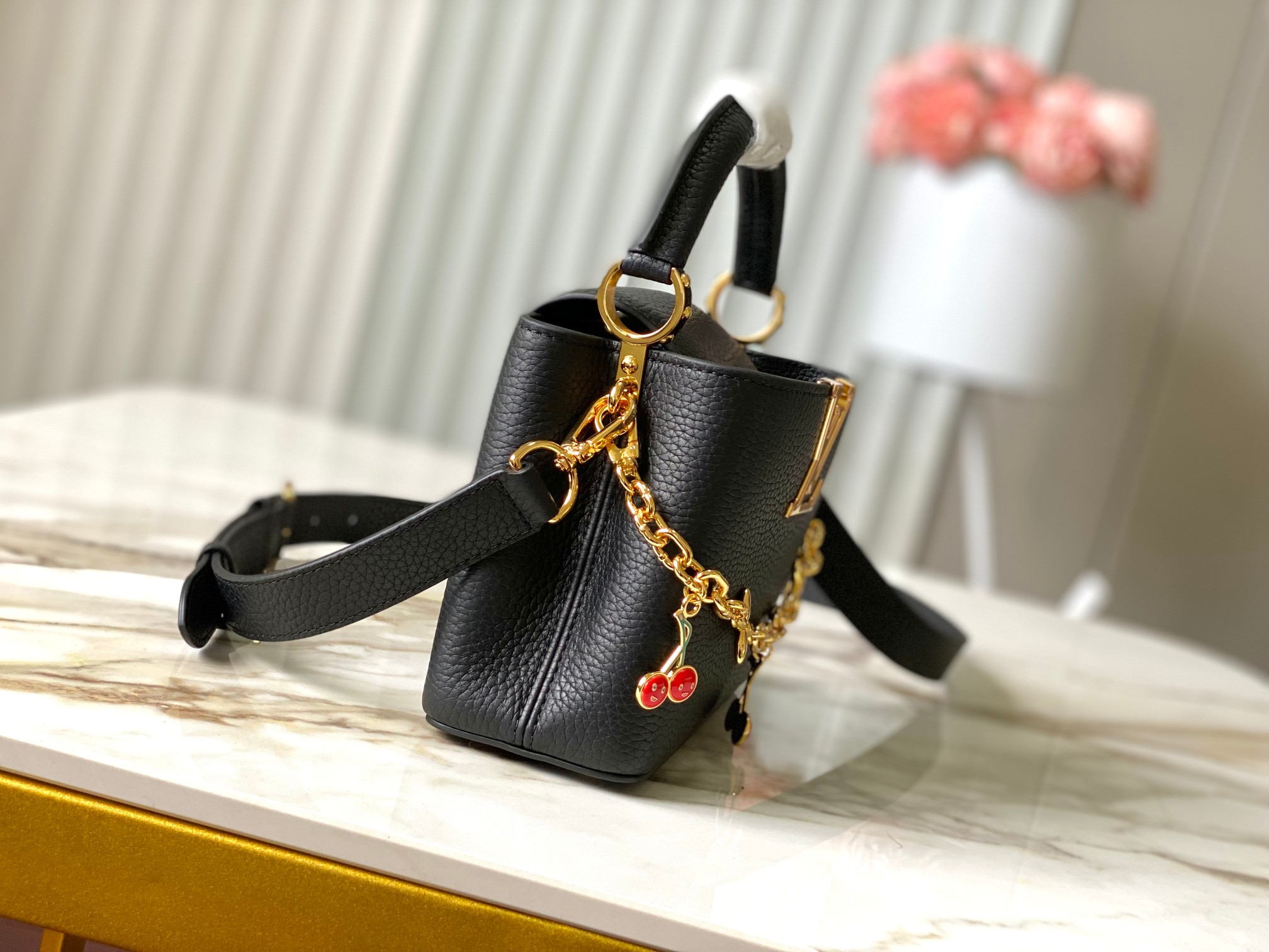 LV A貨M13714 Capucines黑色櫻桃女款手提包鏈條百搭設計｜歐美奢侈品精品推薦