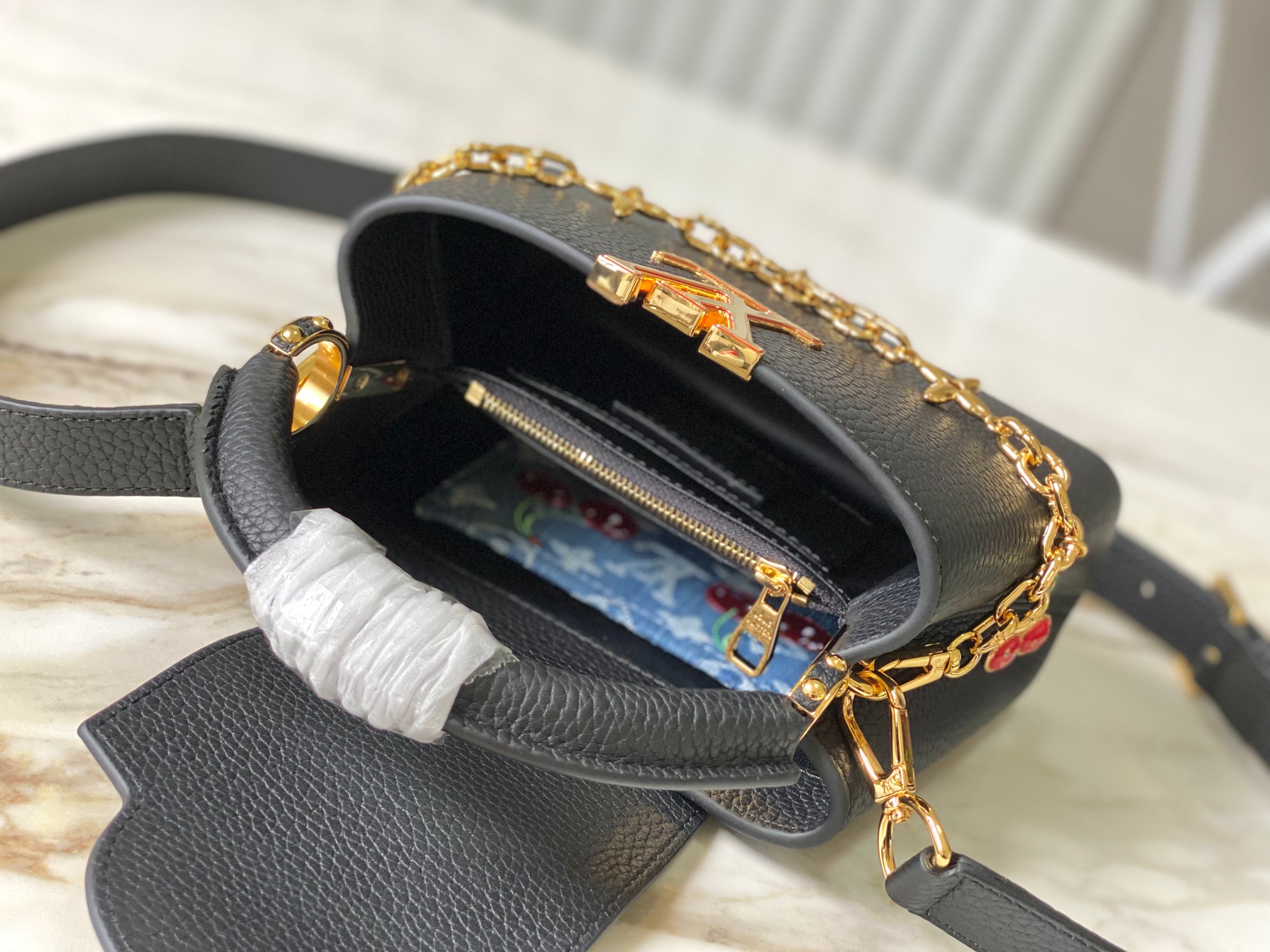 LV A貨M13714 Capucines黑色櫻桃女款手提包鏈條百搭設計｜歐美奢侈品精品推薦