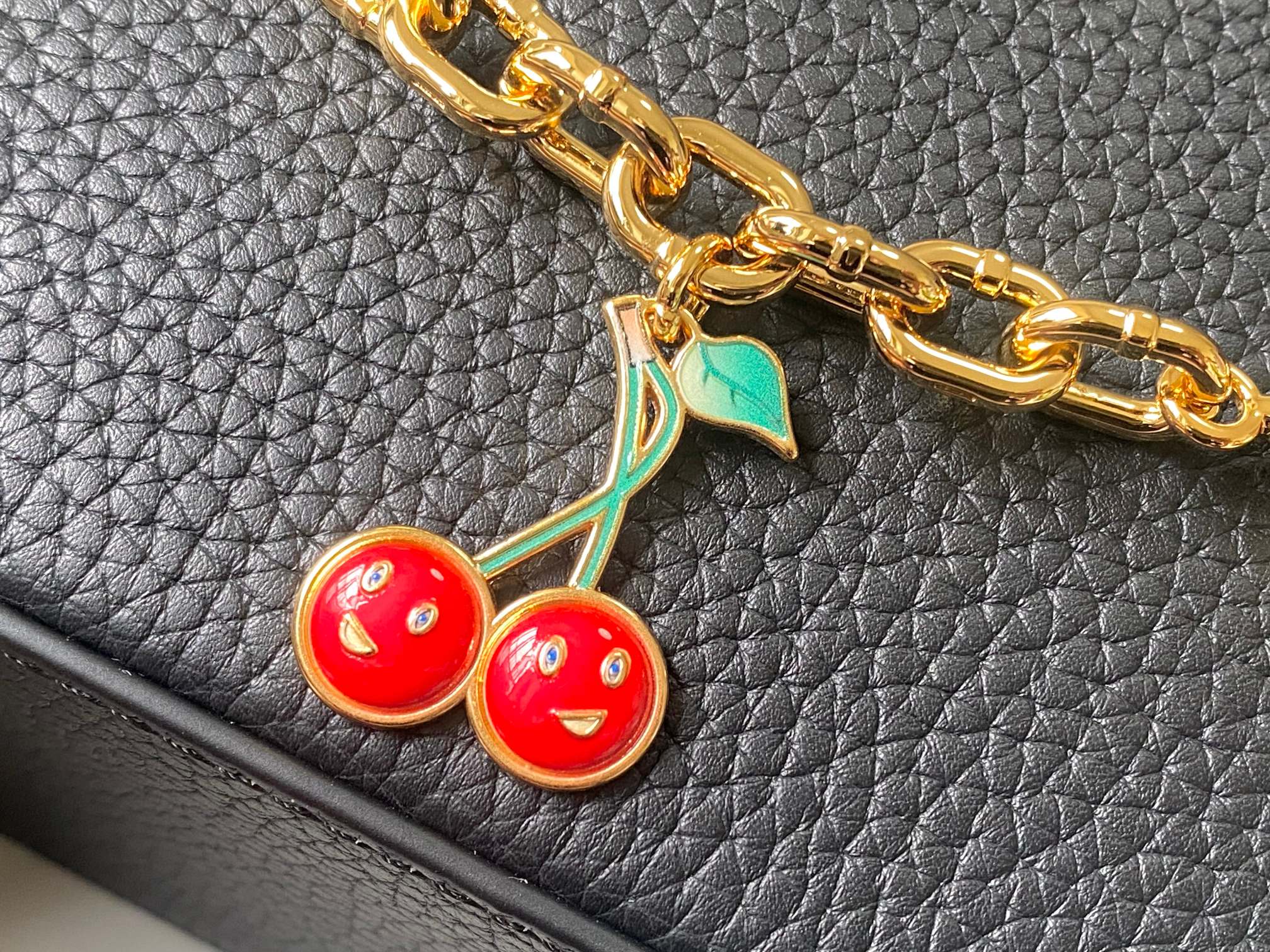 LV A貨M13714 Capucines黑色櫻桃女款手提包鏈條百搭設計｜歐美奢侈品精品推薦