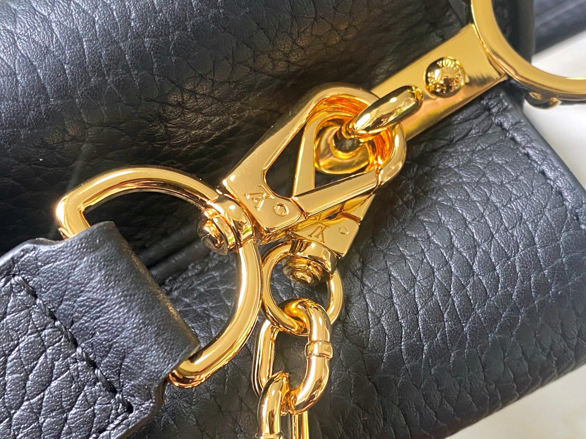 LV A貨M13714 Capucines黑色櫻桃女款手提包鏈條百搭設計｜歐美奢侈品精品推薦