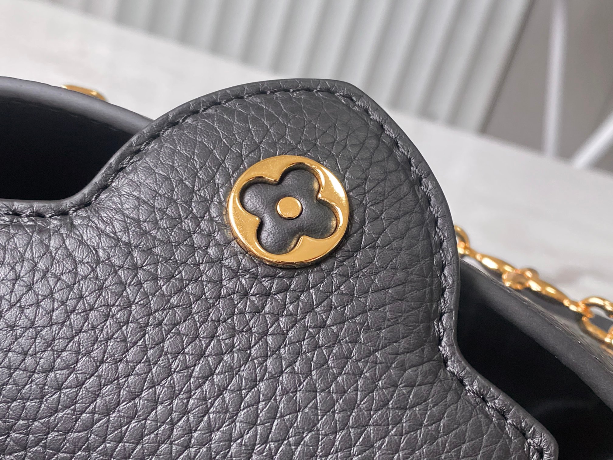 LV A貨M13714 Capucines黑色櫻桃女款手提包鏈條百搭設計｜歐美奢侈品精品推薦