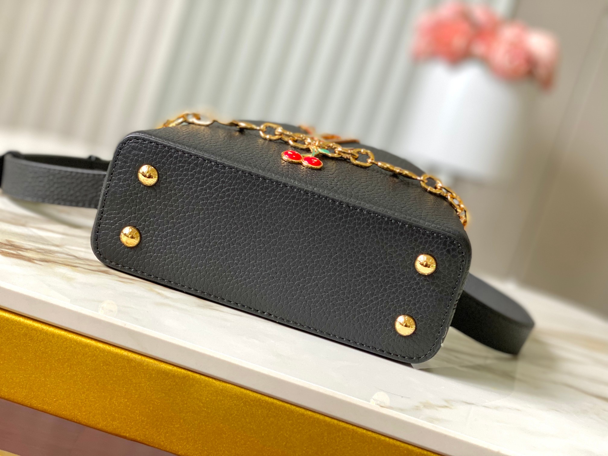 LV A貨M13714 Capucines黑色櫻桃女款手提包鏈條百搭設計｜歐美奢侈品精品推薦