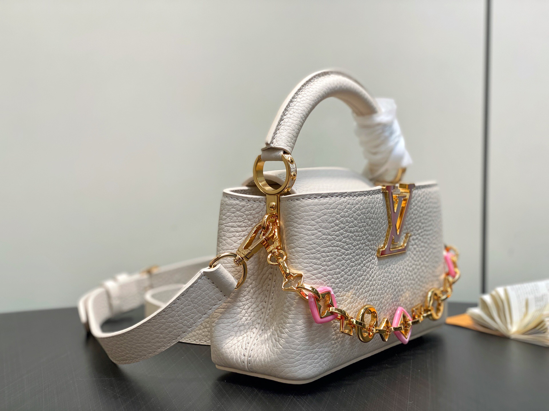 LV精品仿製M14393 Capucines白色女款鏈條手提包優雅時尚設計｜歐美奢侈品精品推薦
