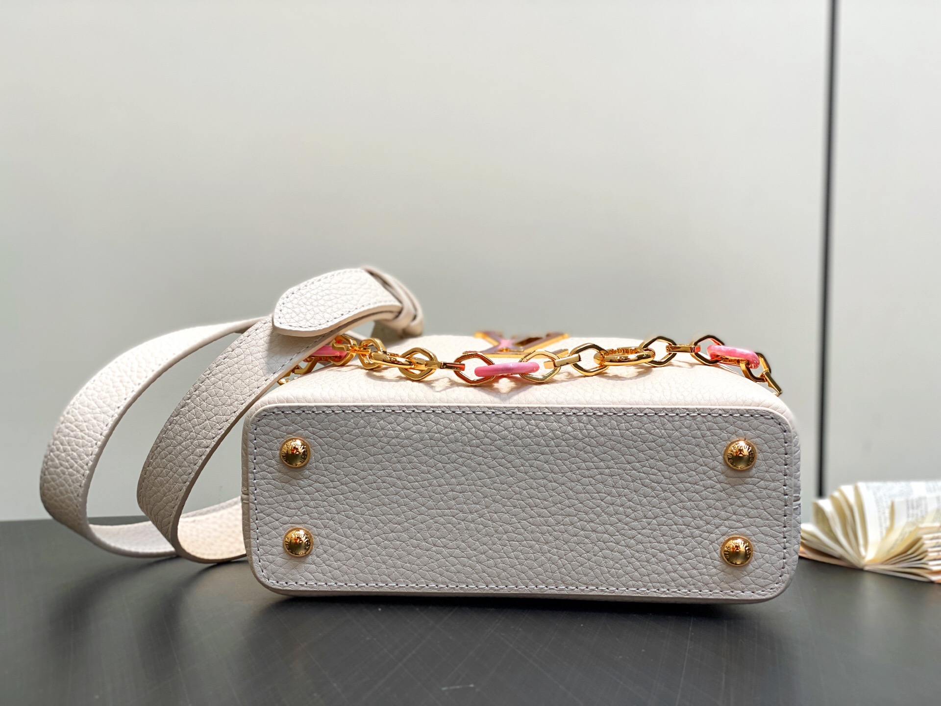 LV精品仿製M14393 Capucines白色女款鏈條手提包優雅時尚設計｜歐美奢侈品精品推薦