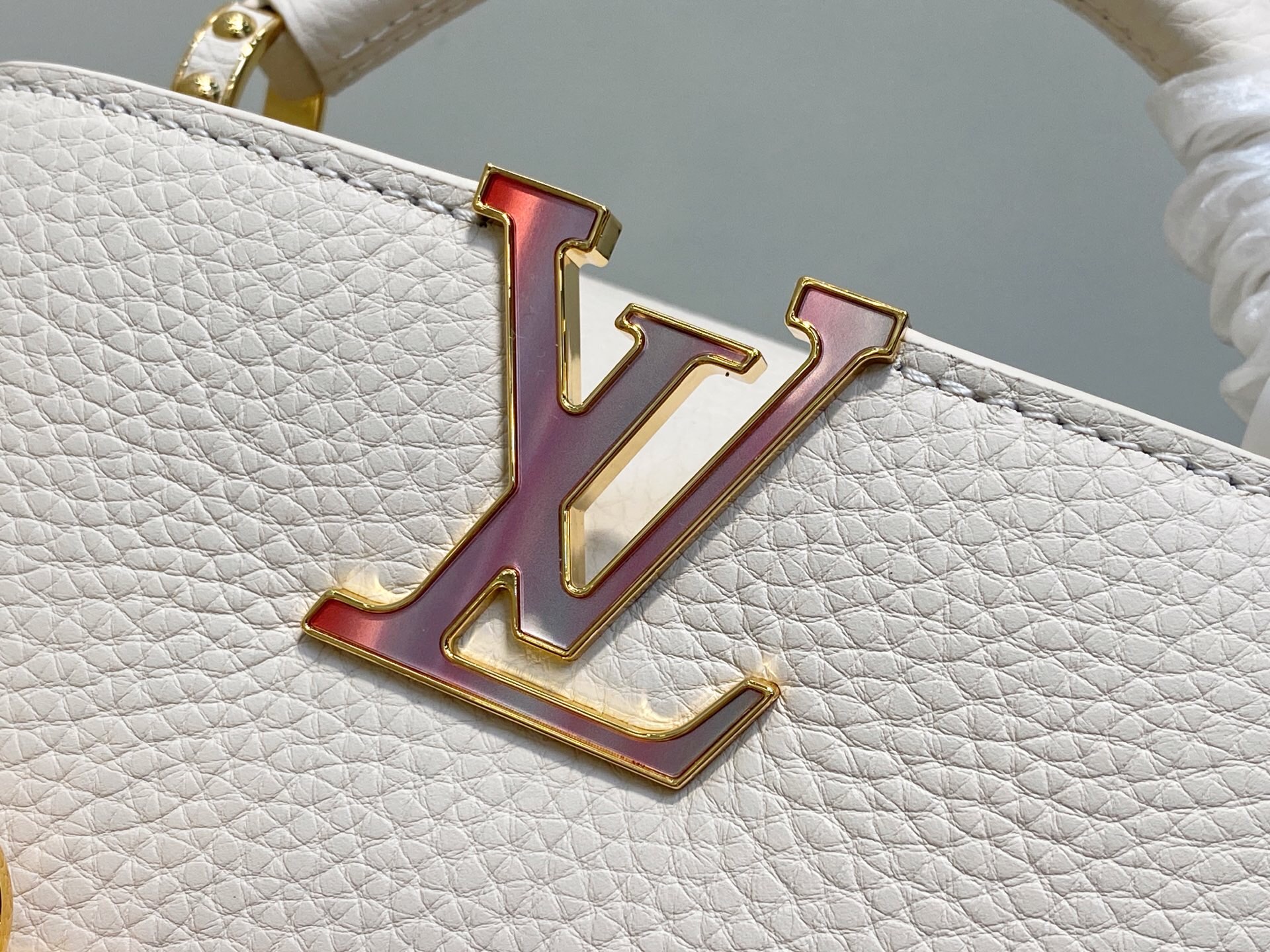 LV精品仿製M14393 Capucines白色女款鏈條手提包優雅時尚設計｜歐美奢侈品精品推薦