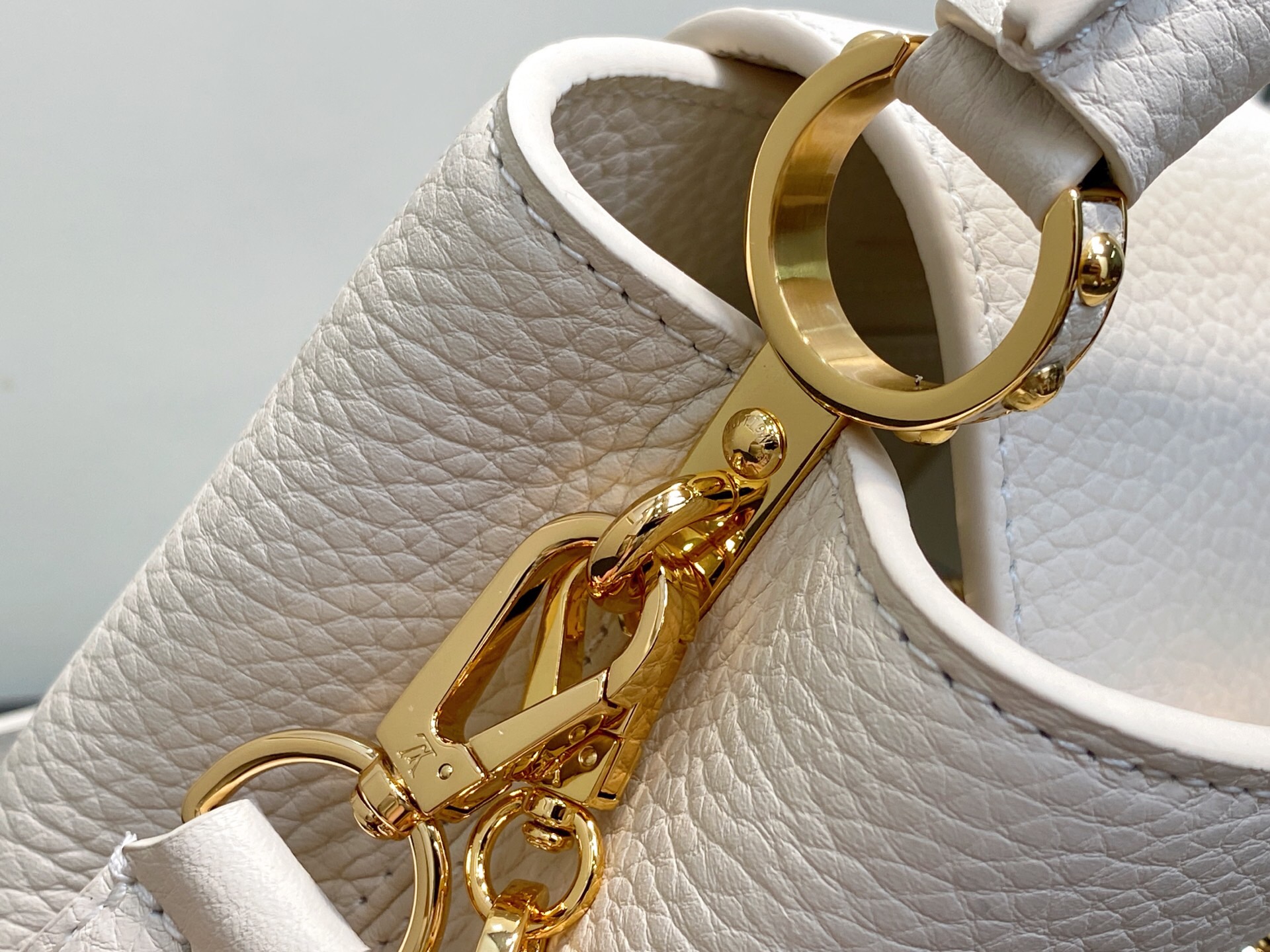 LV精品仿製M14393 Capucines白色女款鏈條手提包優雅時尚設計｜歐美奢侈品精品推薦