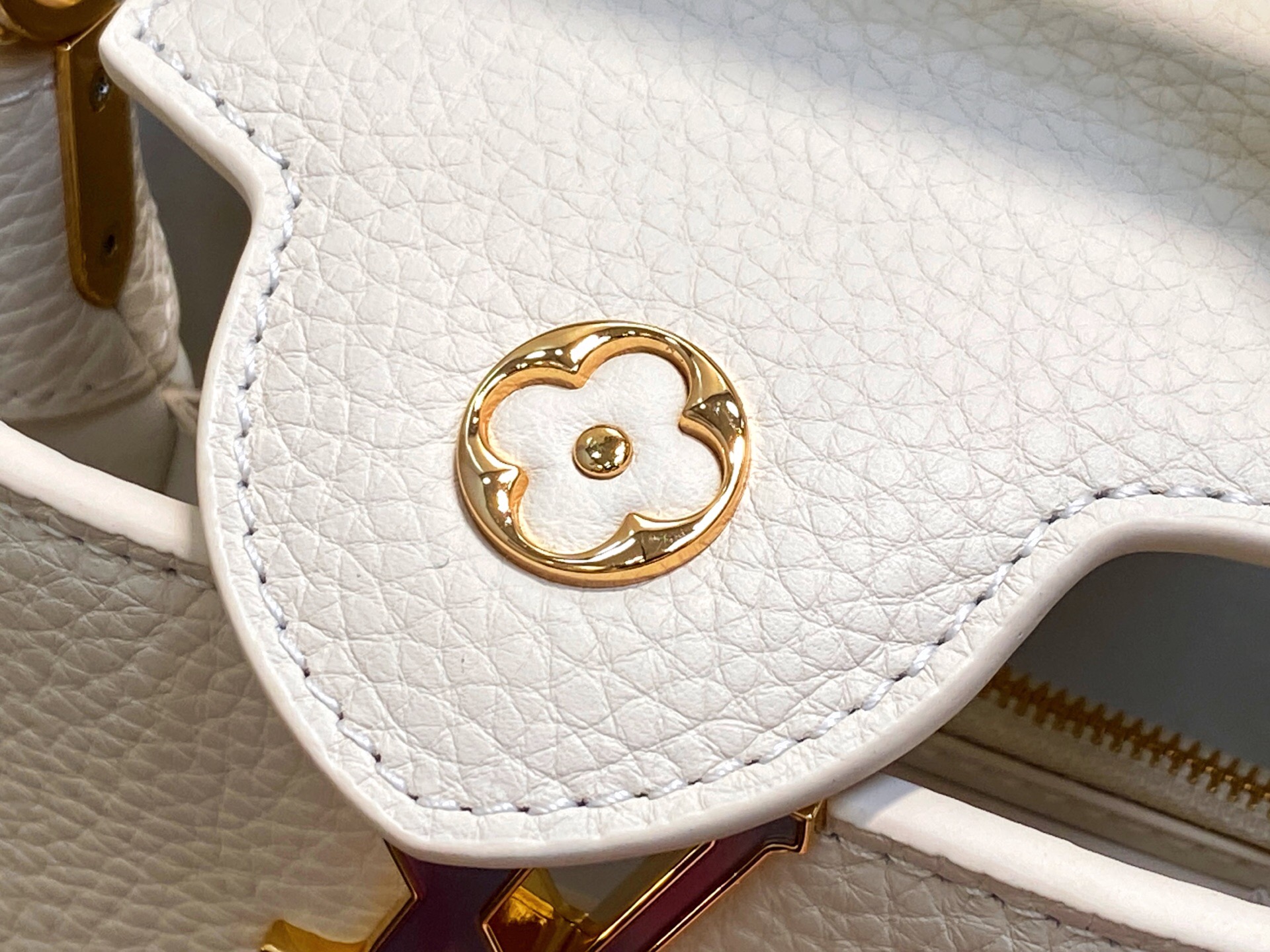 LV精品仿製M14393 Capucines白色女款鏈條手提包優雅時尚設計｜歐美奢侈品精品推薦