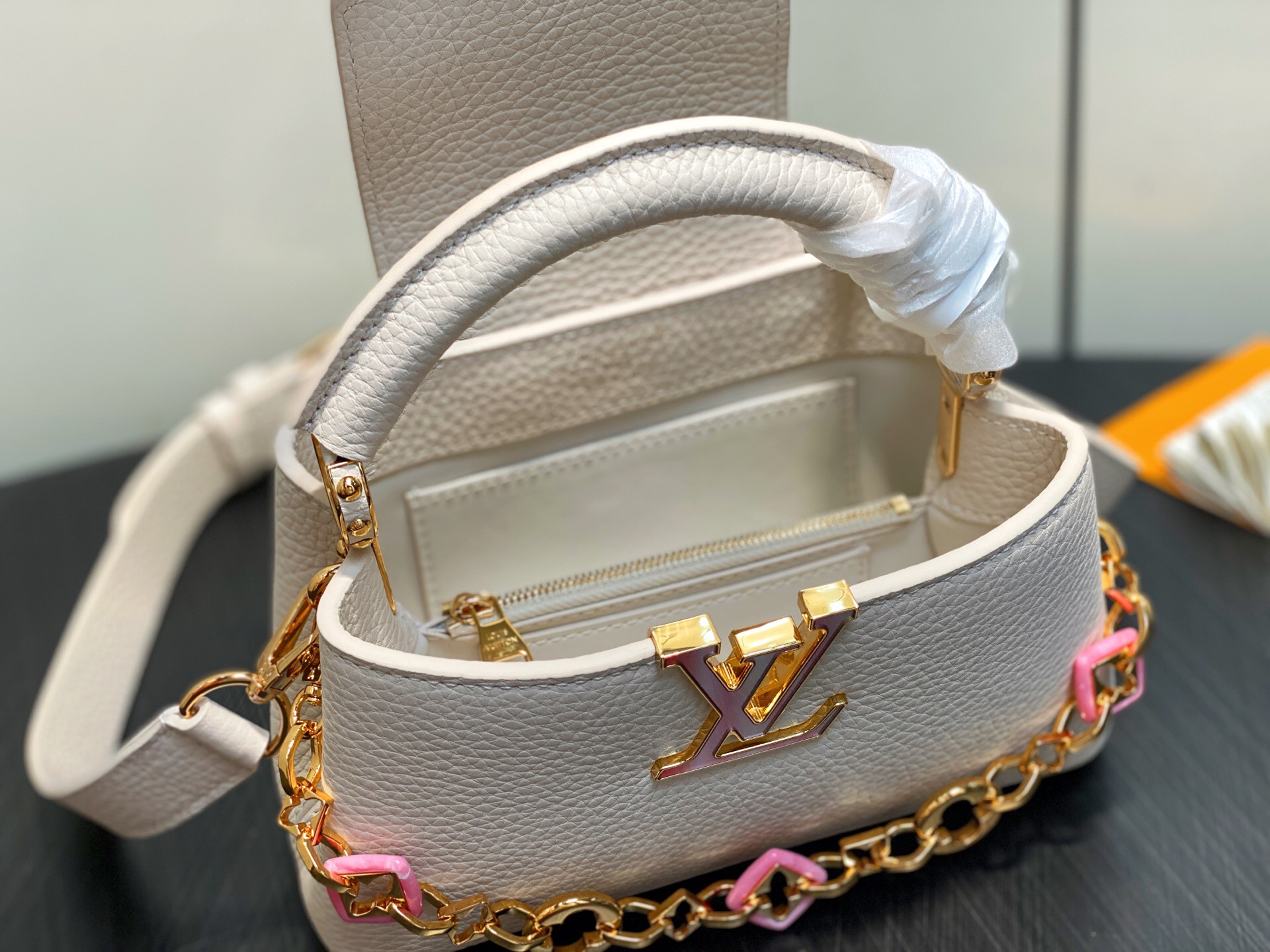 LV精品仿製M14393 Capucines白色女款鏈條手提包優雅時尚設計｜歐美奢侈品精品推薦