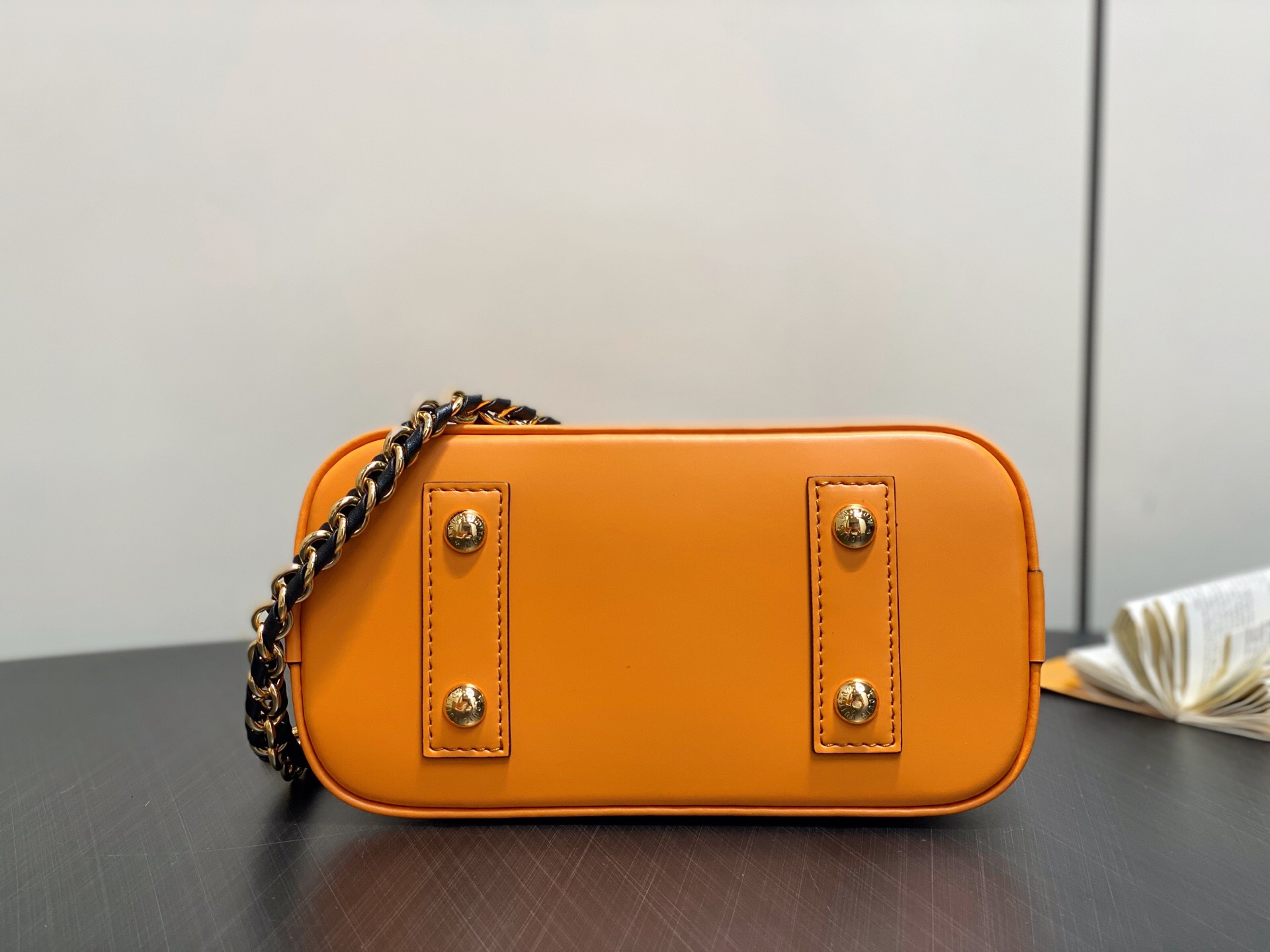 LV高仿Alma BB K00015橙色壓紋女款手提包鏈條精品設計｜歐美奢侈品精品推薦