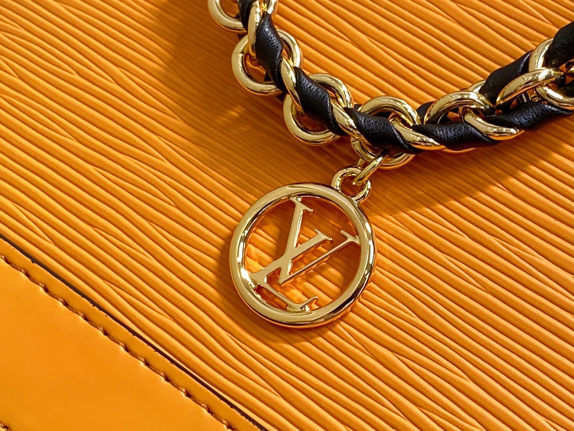 LV高仿Alma BB K00015橙色壓紋女款手提包鏈條精品設計｜歐美奢侈品精品推薦