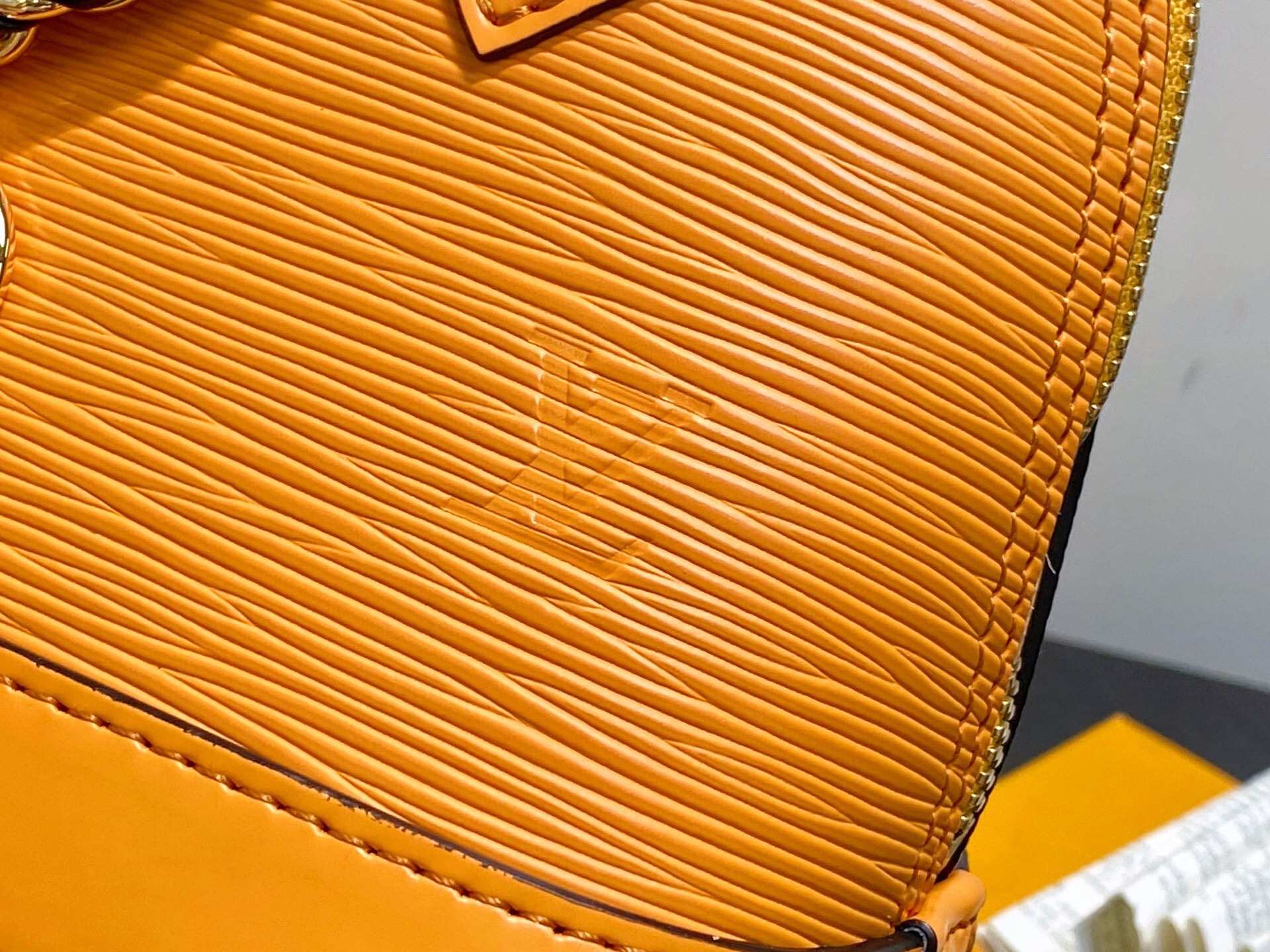 LV高仿Alma BB K00015橙色壓紋女款手提包鏈條精品設計｜歐美奢侈品精品推薦