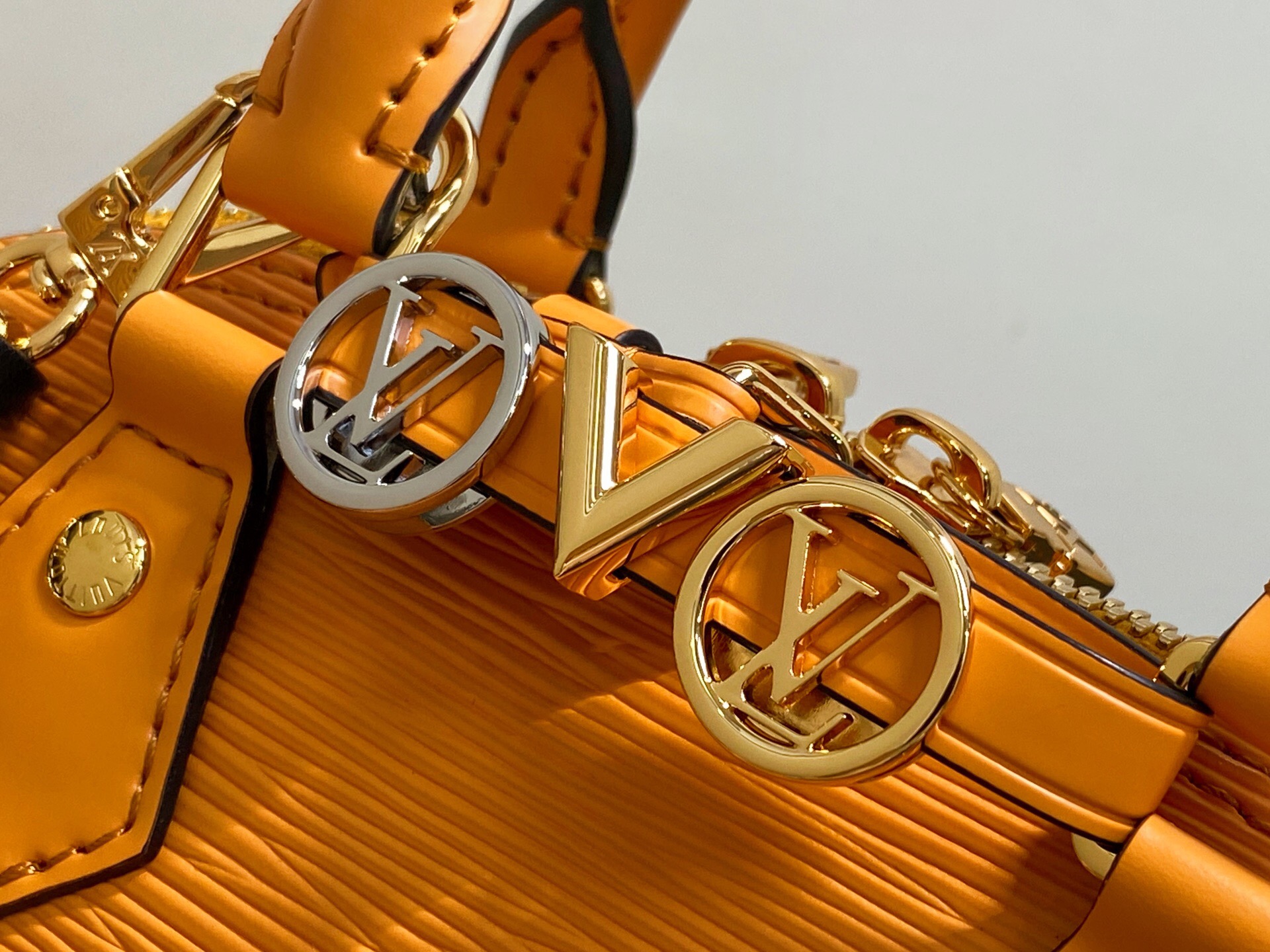 LV高仿Alma BB K00015橙色壓紋女款手提包鏈條精品設計｜歐美奢侈品精品推薦