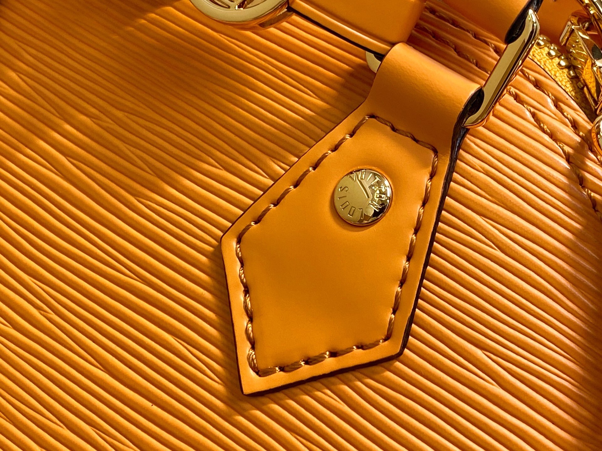LV高仿Alma BB K00015橙色壓紋女款手提包鏈條精品設計｜歐美奢侈品精品推薦